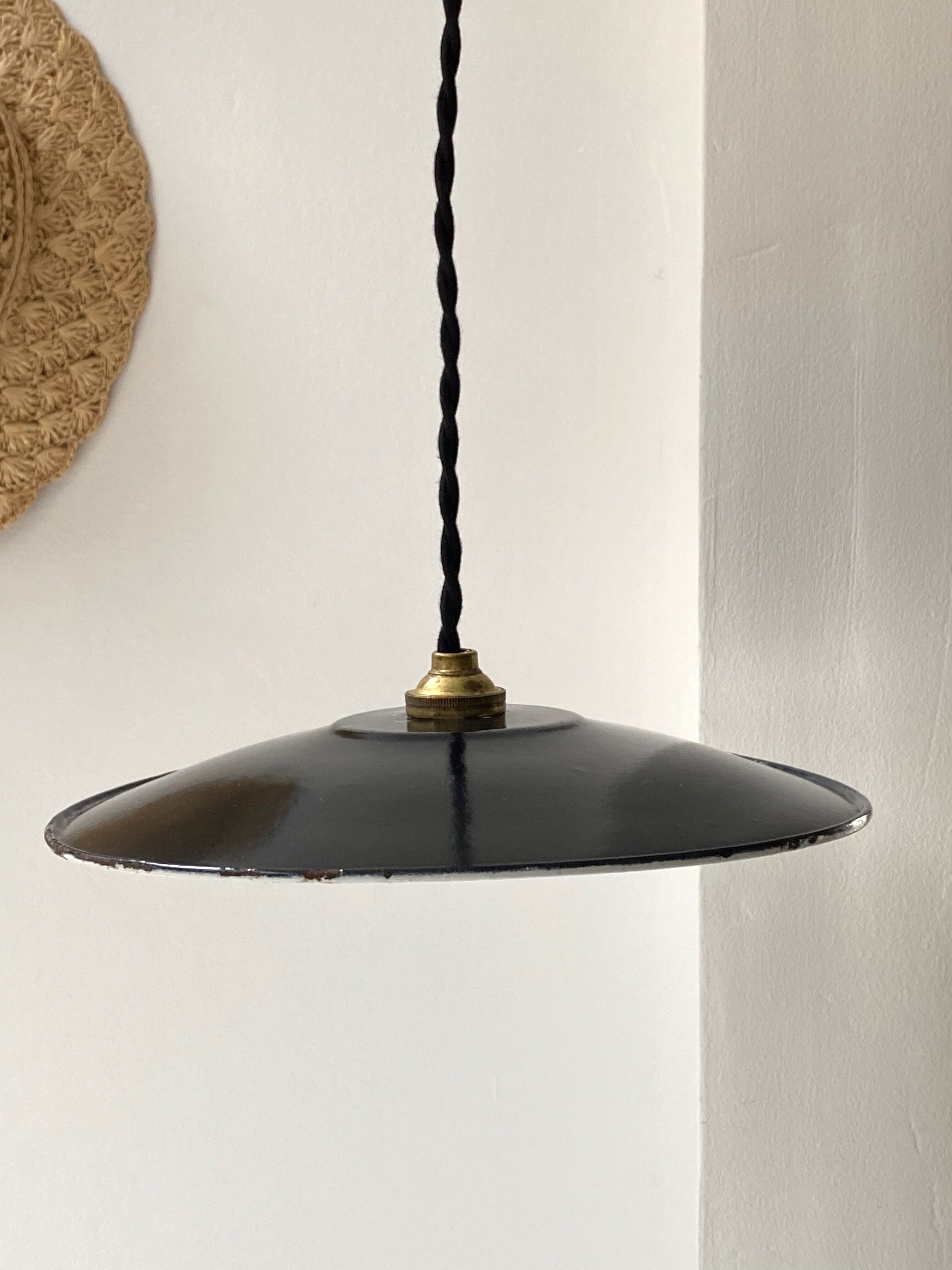 Black workshop suspension