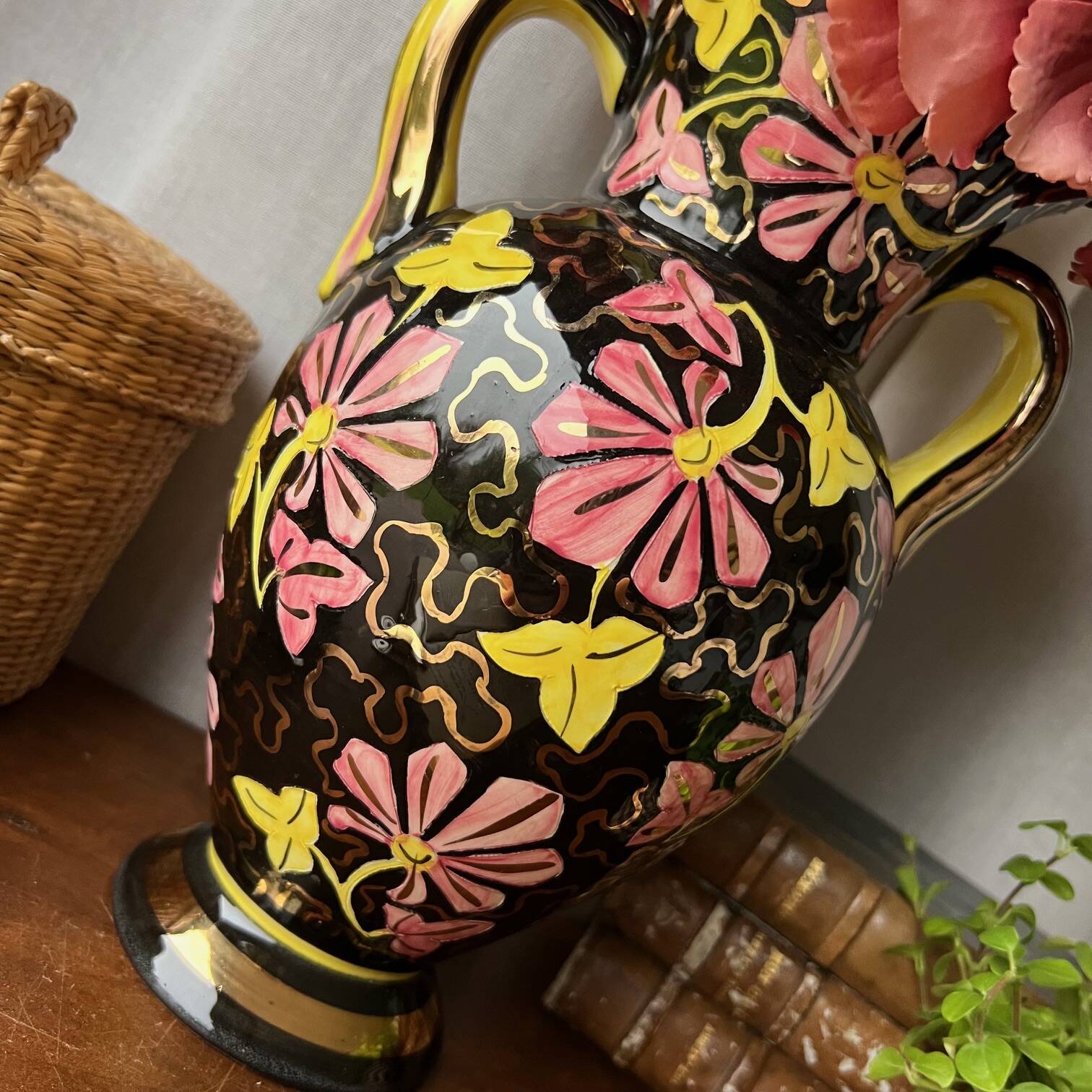 Black and gold amphora vase "Monaco"