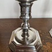 Paire de bougeoirs de style Louis XV
