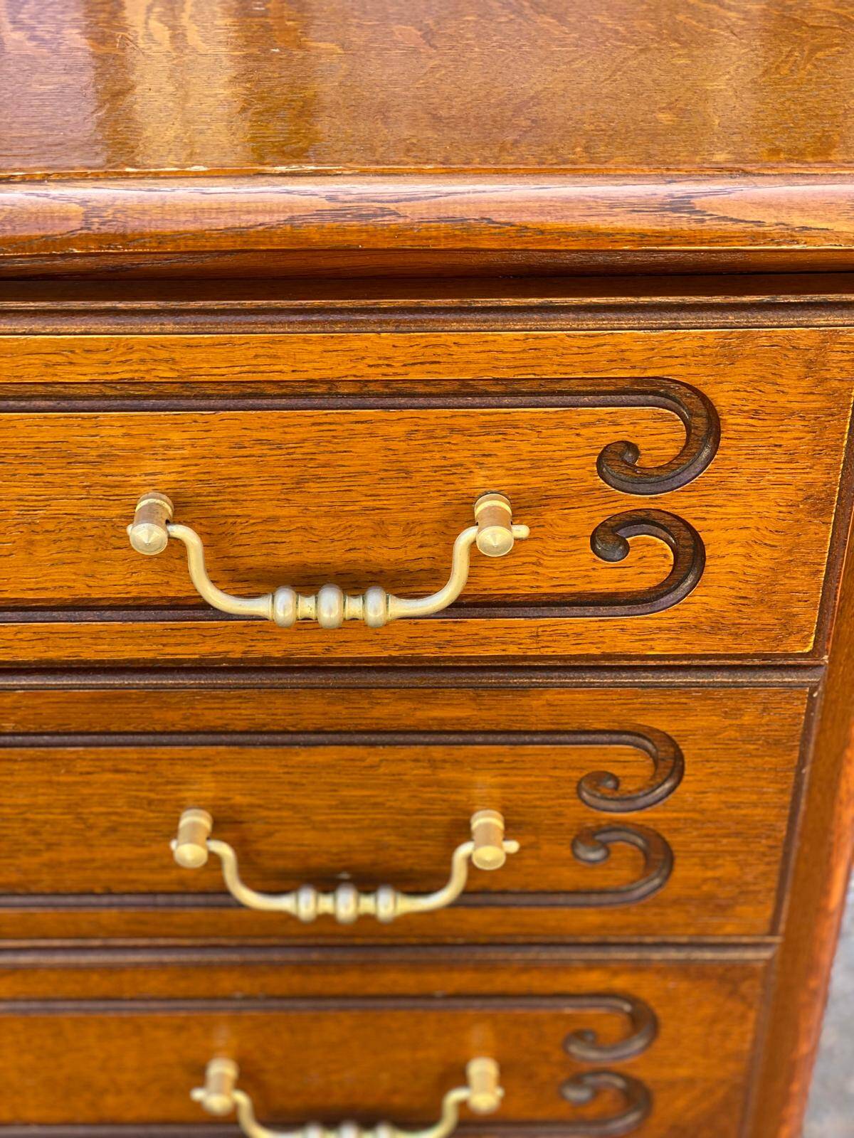 Commode Louis XV en bois massif