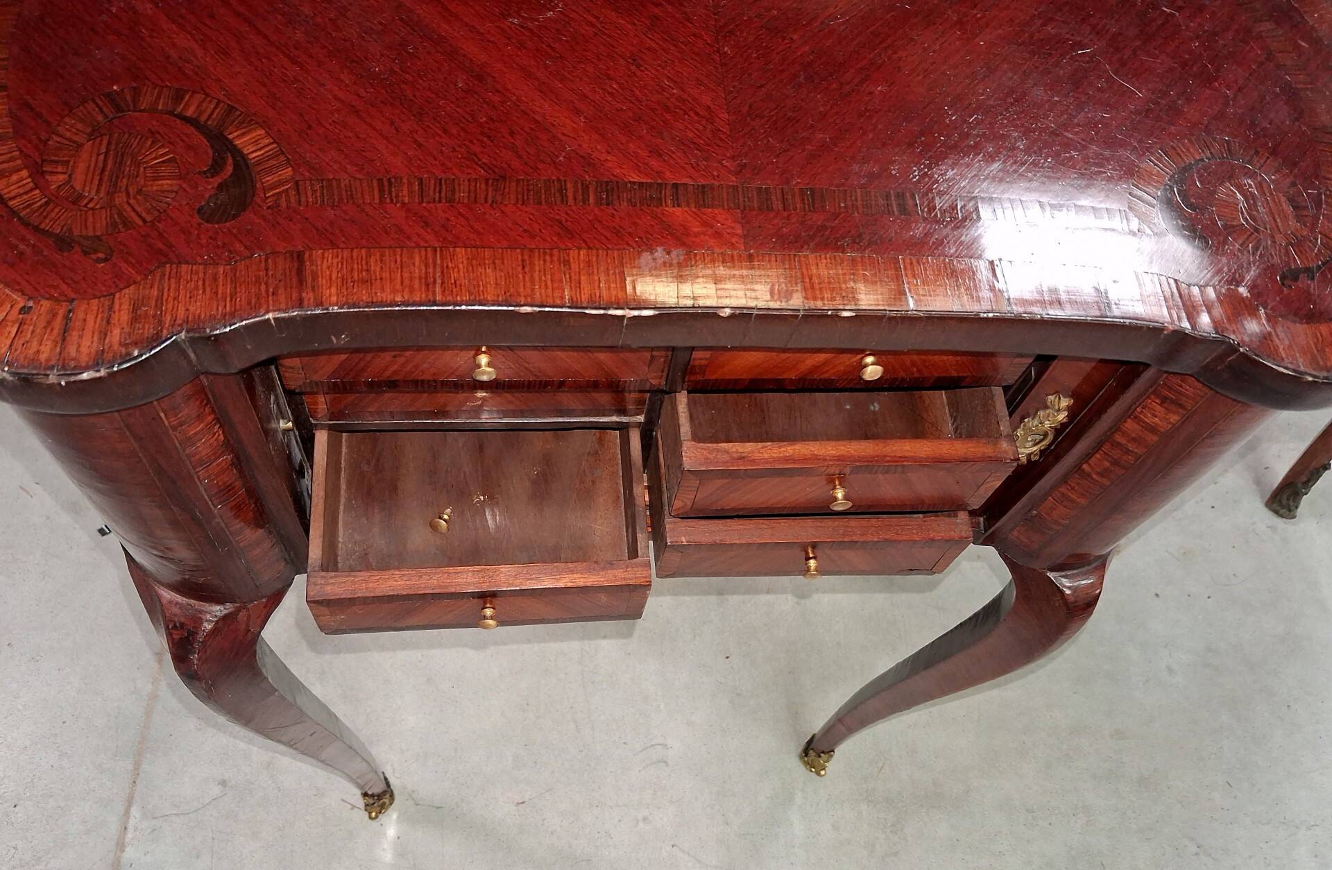 Lady's Commode in Marquetry, Louis XV style, work of the 20th century.