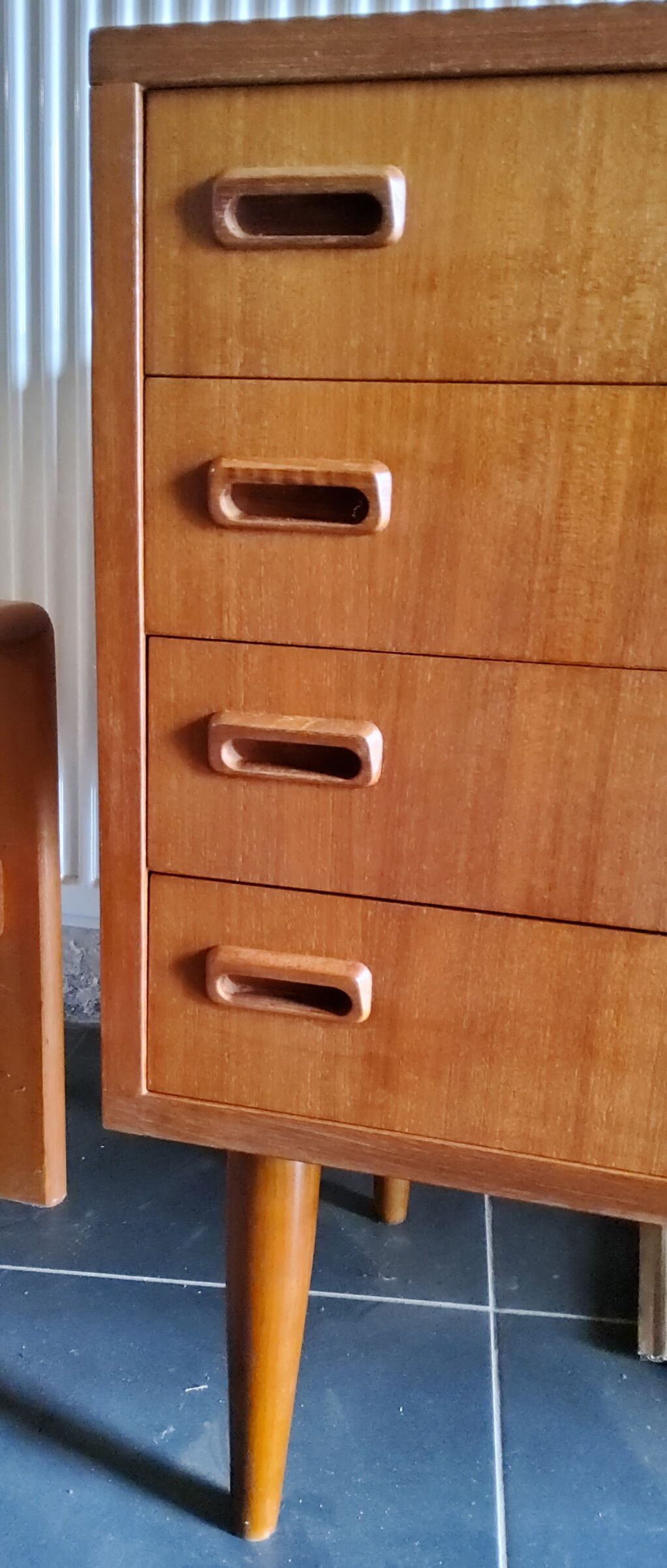 Sidbeoard with sliding doors and ceramic decoration