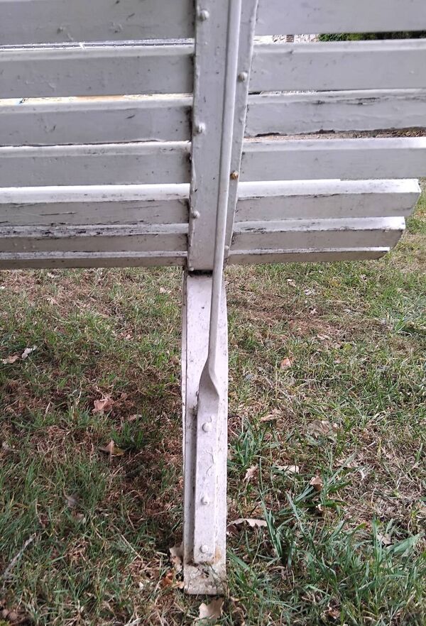 Ancien banc de jardin avec pieds en métal et lattes en bois
