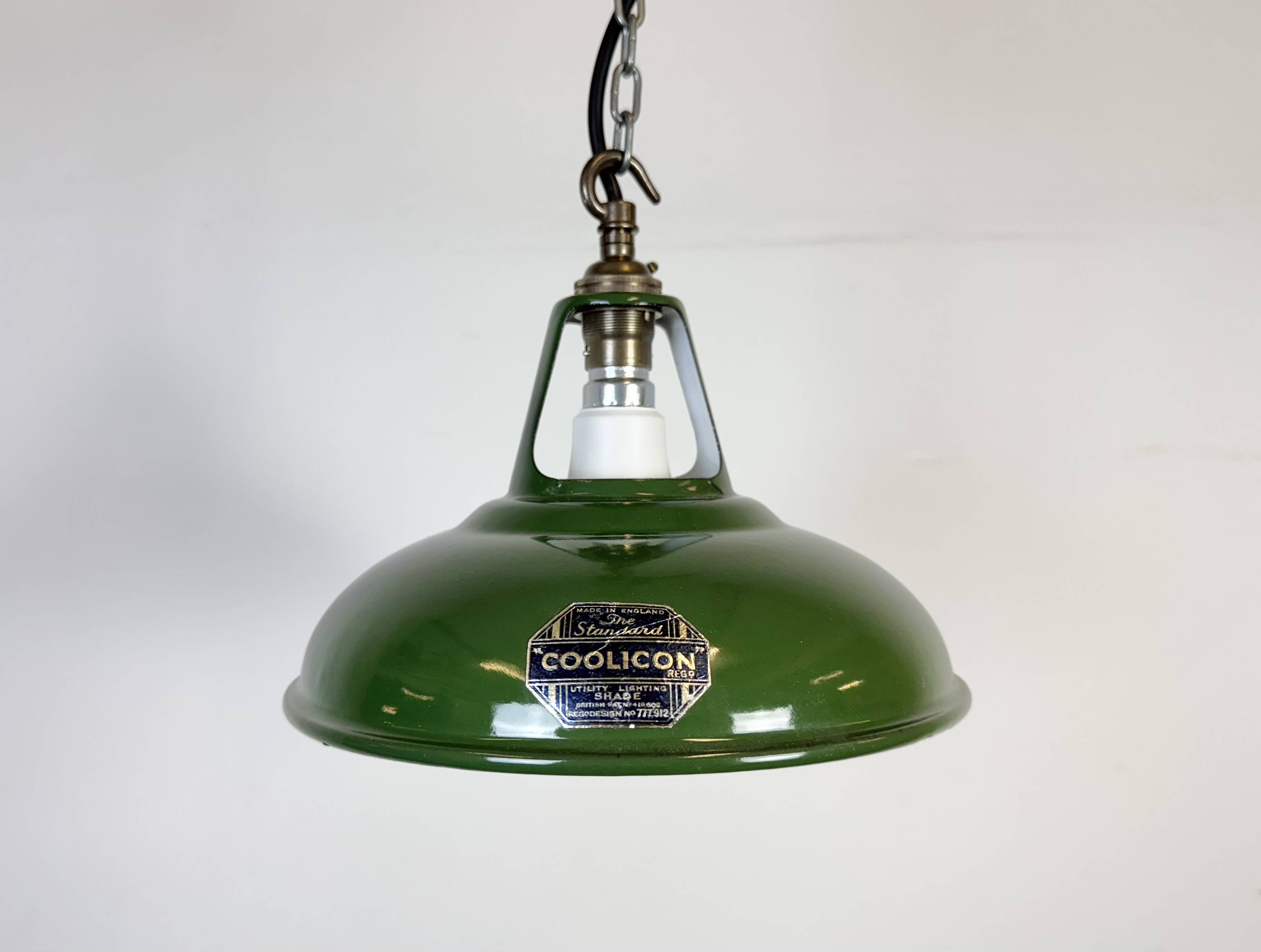 Suspension industrielle en émail vert de Coolicon, années 1950
