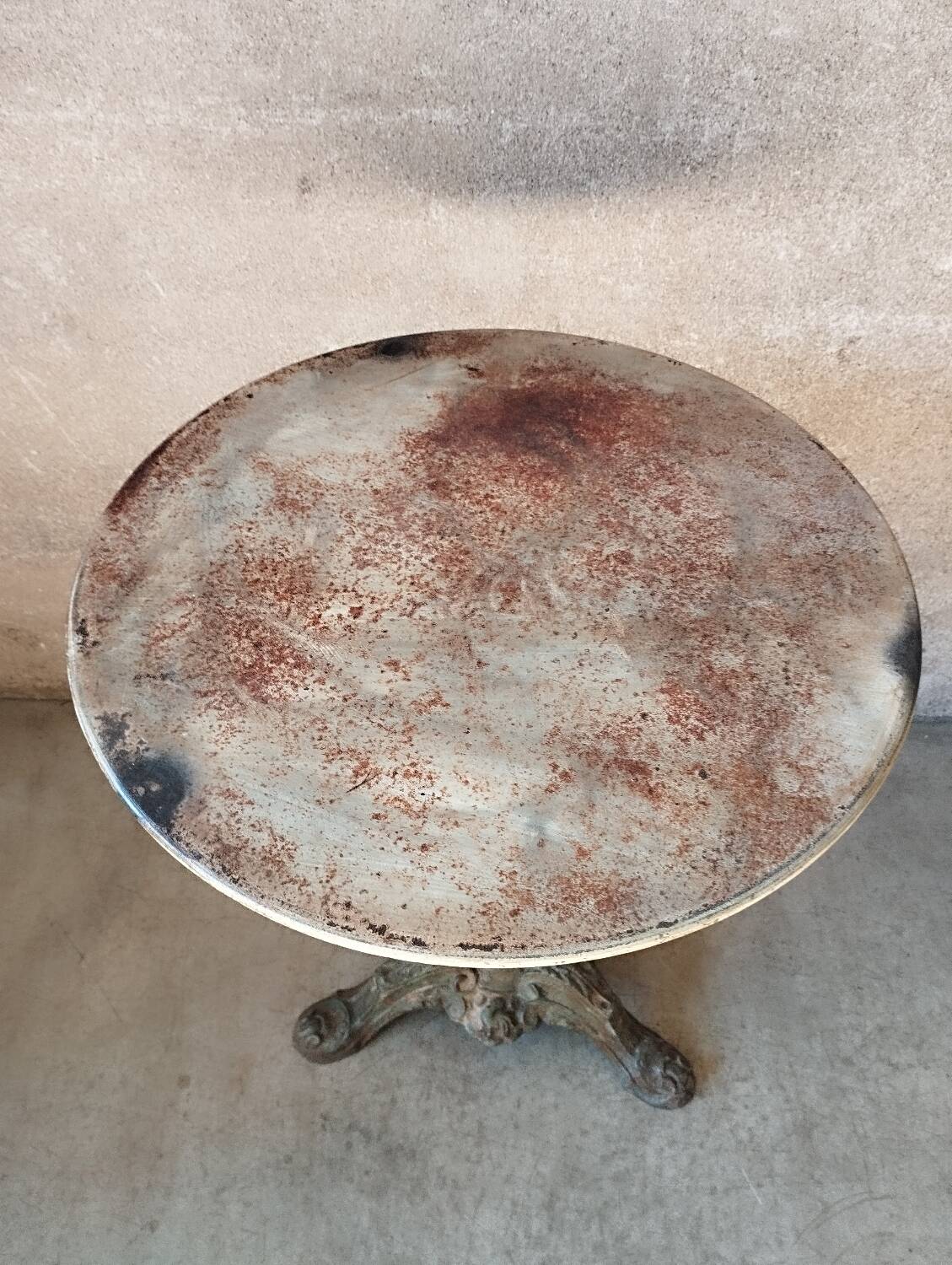 Garden pedestal table