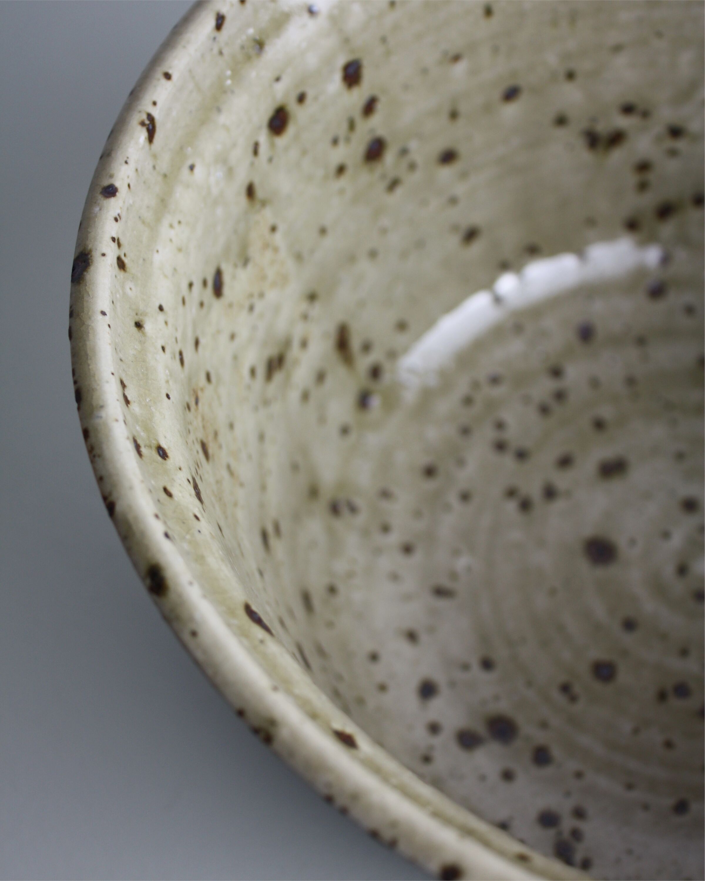 Salad bowl in pyrity sandstone signed