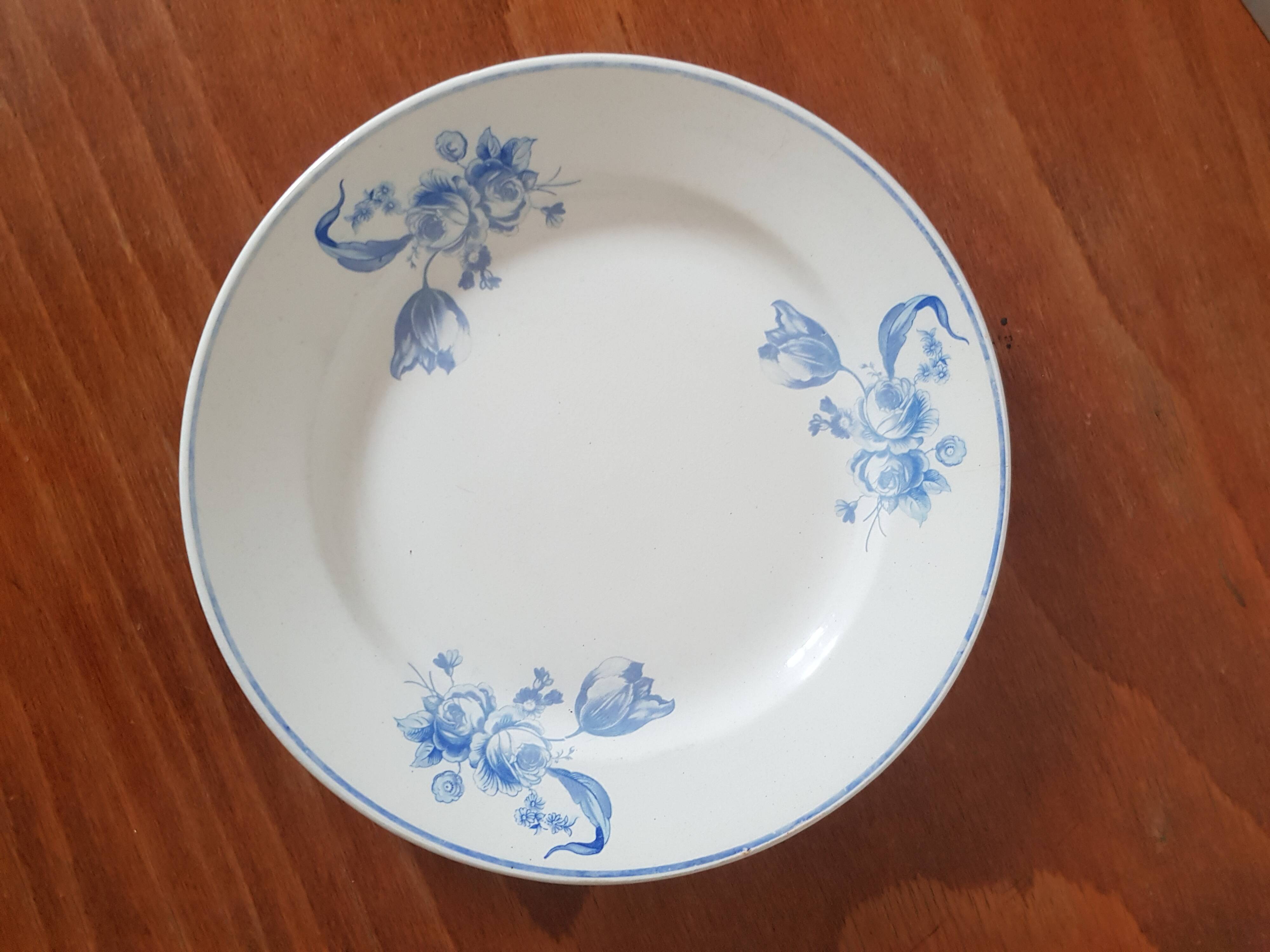 Set of 6 vintage plates made in France