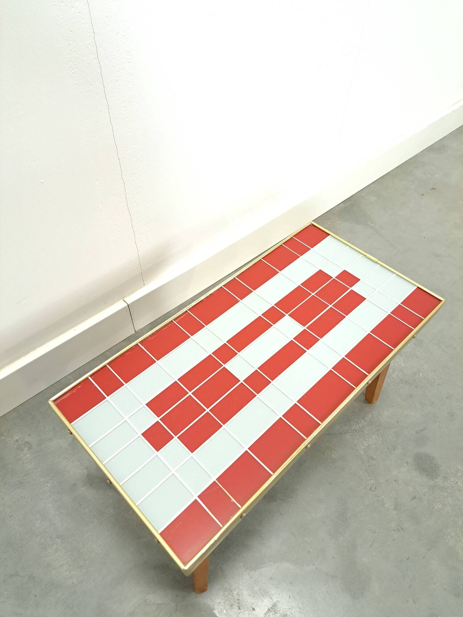 Table d'appoint design Hellerau à damier avec verre et bord doré No. 15