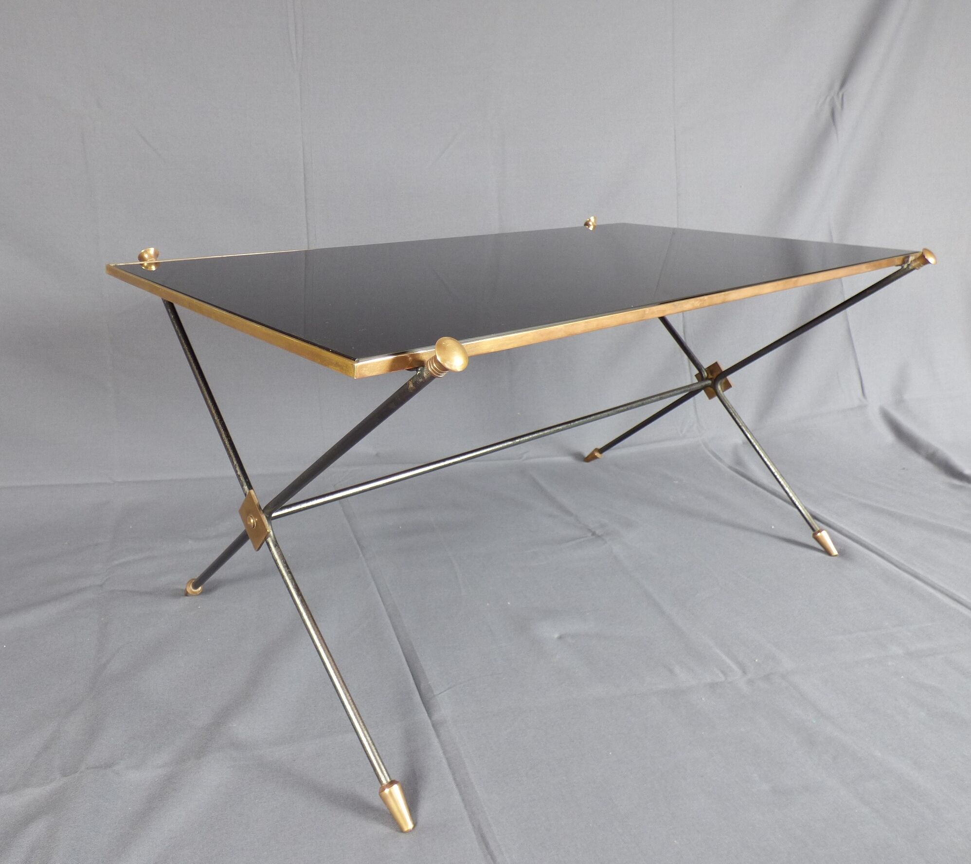 Table basse néoclassique en métal, laiton doré et opaline noire