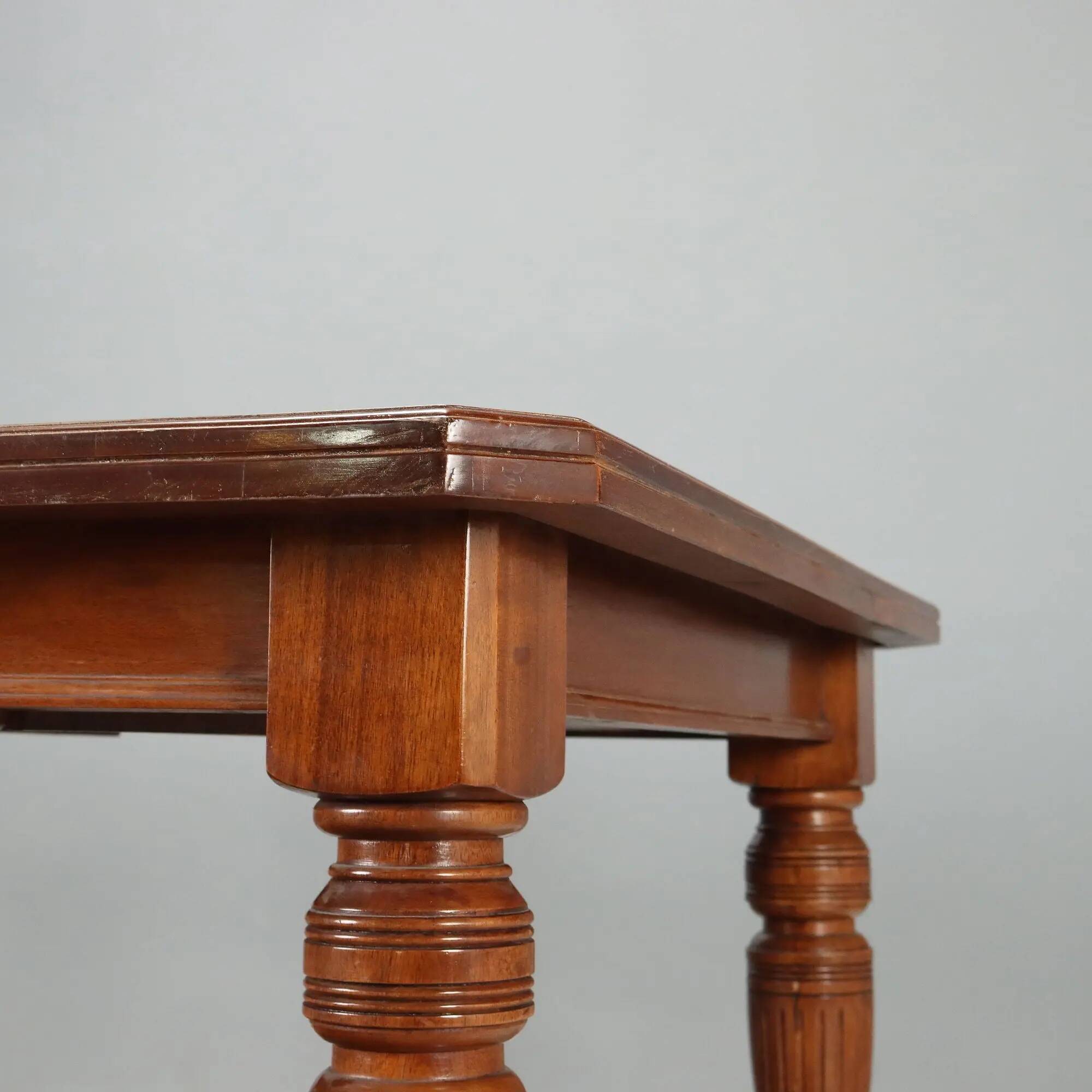 Antique extendable mahogany table with a crank mechanism, United Kingdom.