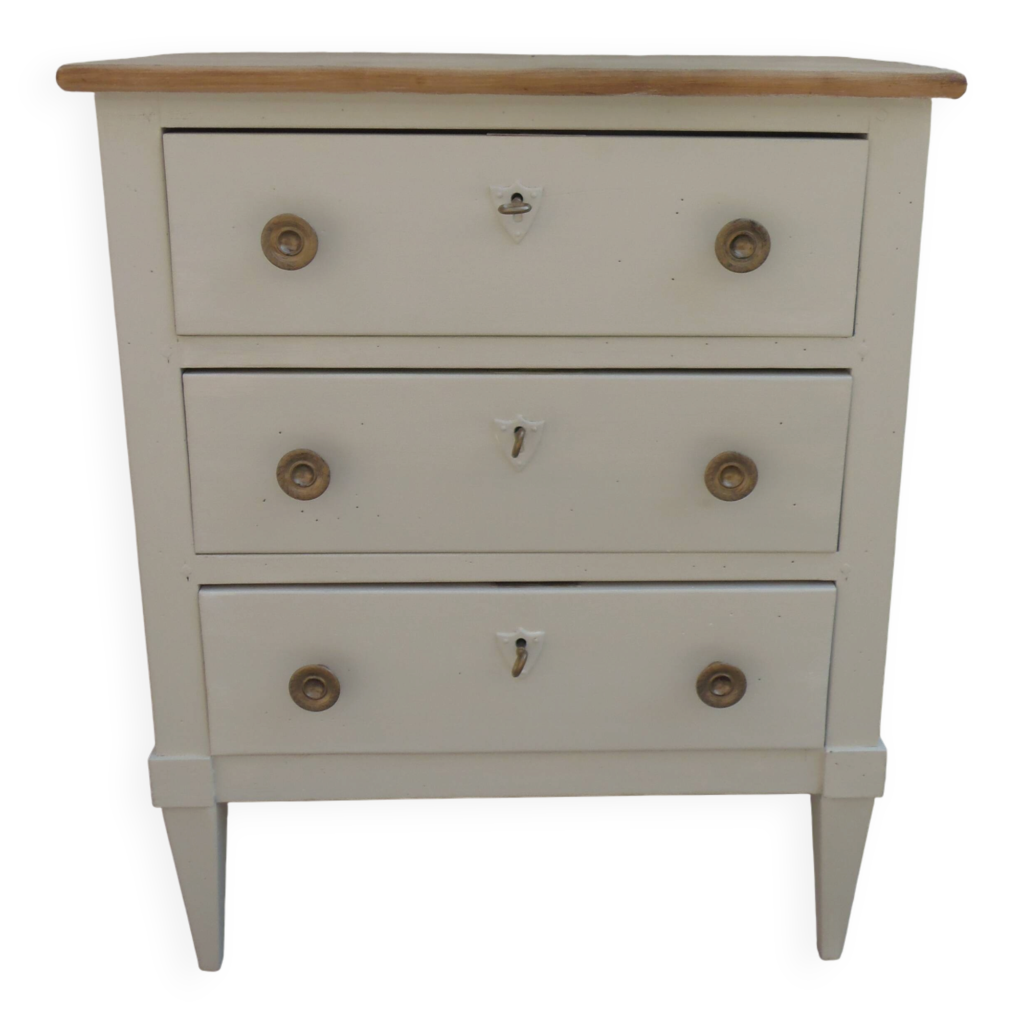 Petite commode classique sublimée en beige, plateau bois.