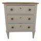 Petite commode classique sublimée en beige, plateau bois.