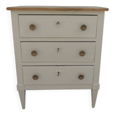 Petite commode classique sublimée en beige, plateau bois.
