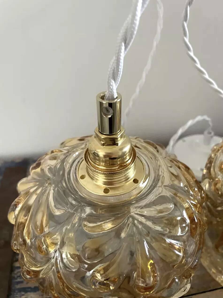2 suspensions en verre doré