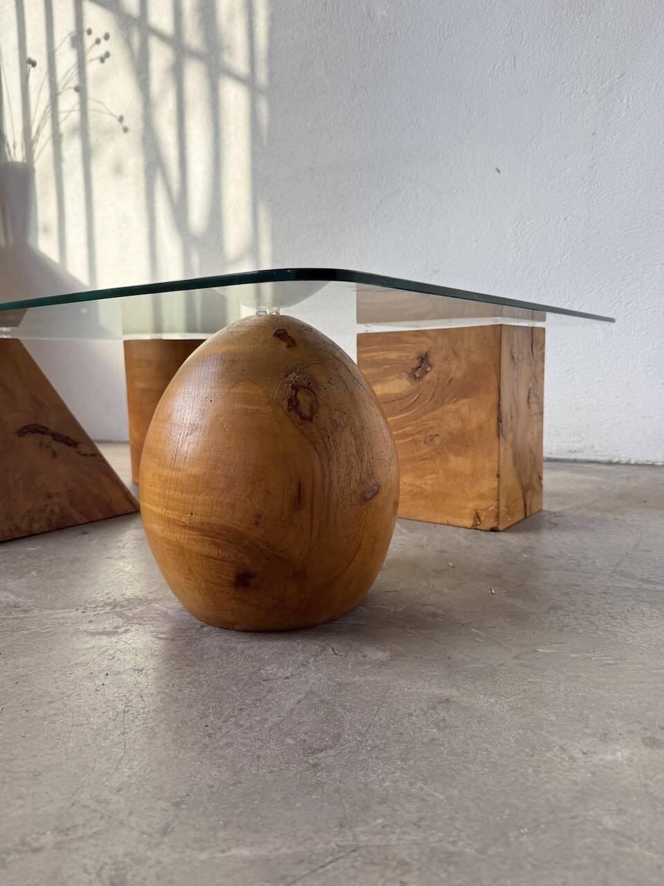 Table basse en bois et verre attribuée à Metafora
