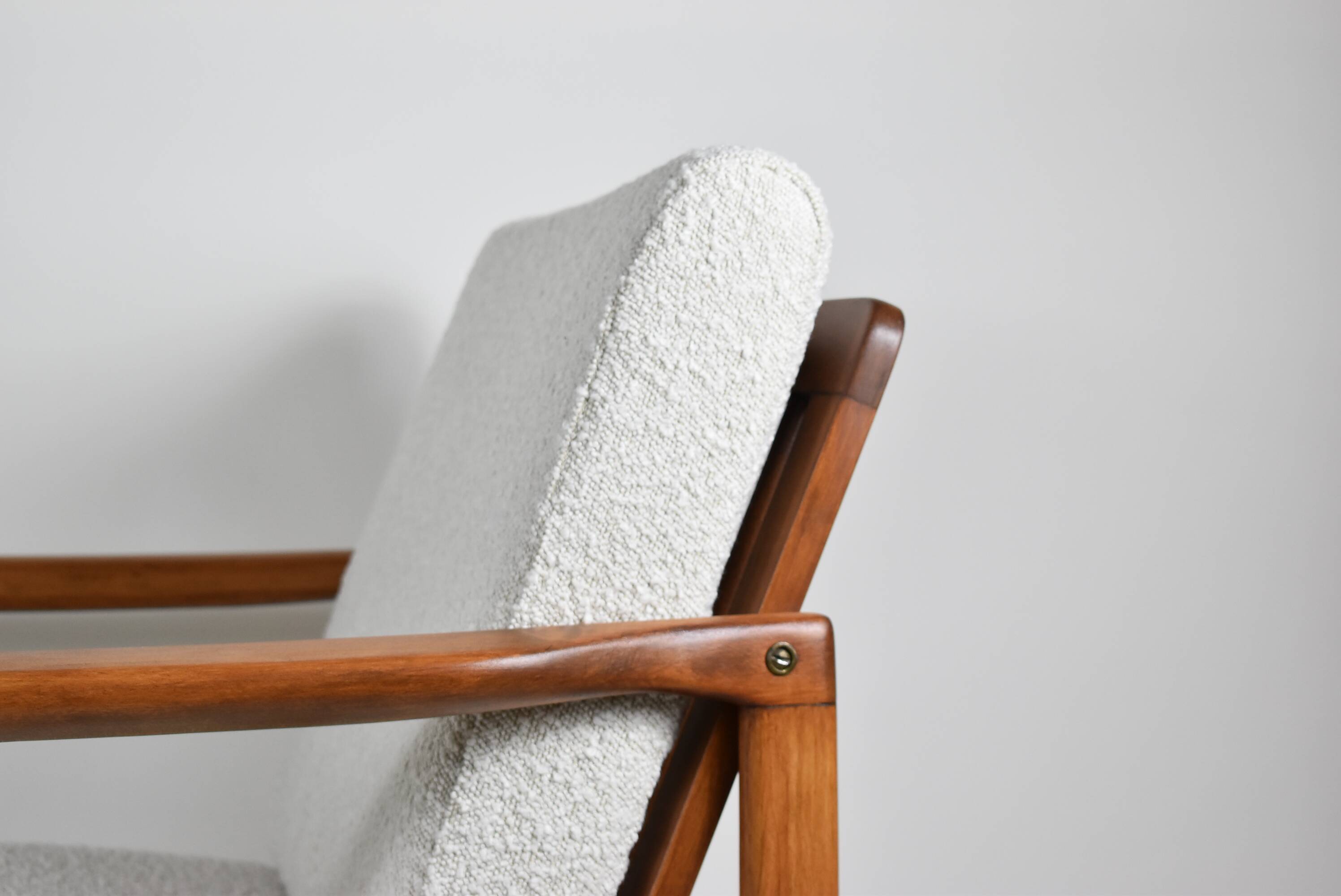 Fauteuil bouclé original, vintage, restauré, blanc, teck