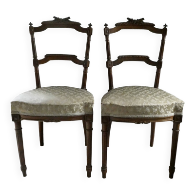 Paire de chaises volantes de style Louis XVI