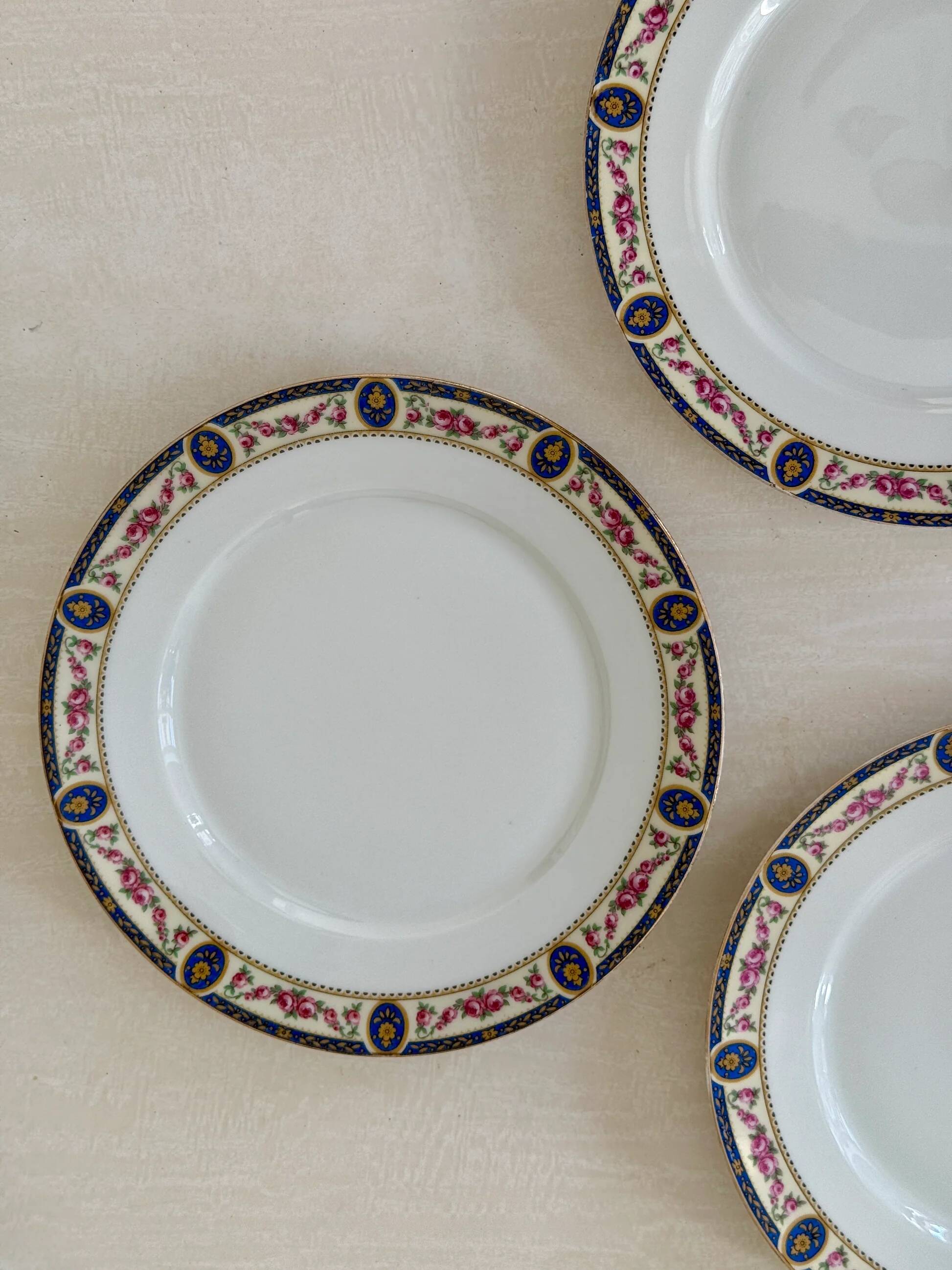 Set of 7 flat plates in Limoges porcelain