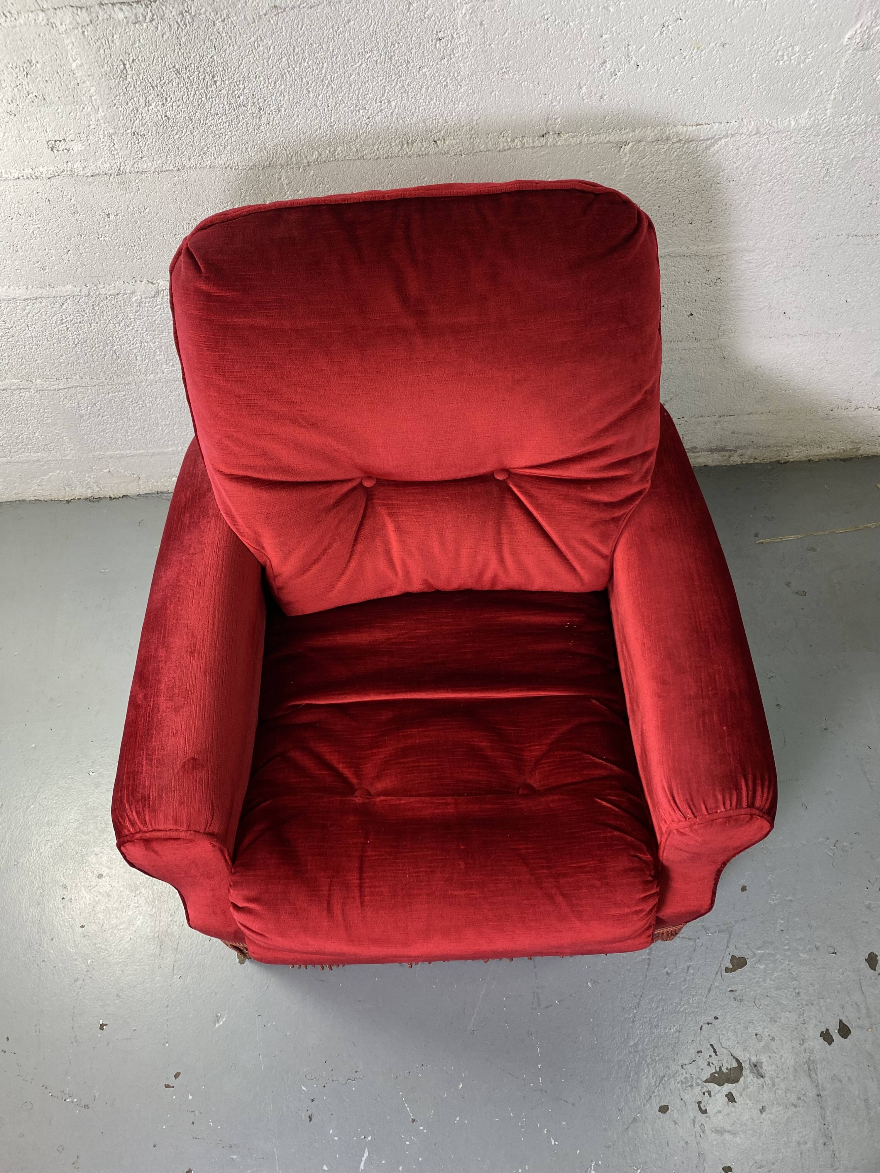 Fauteuil crapaud en velours rouge à franges