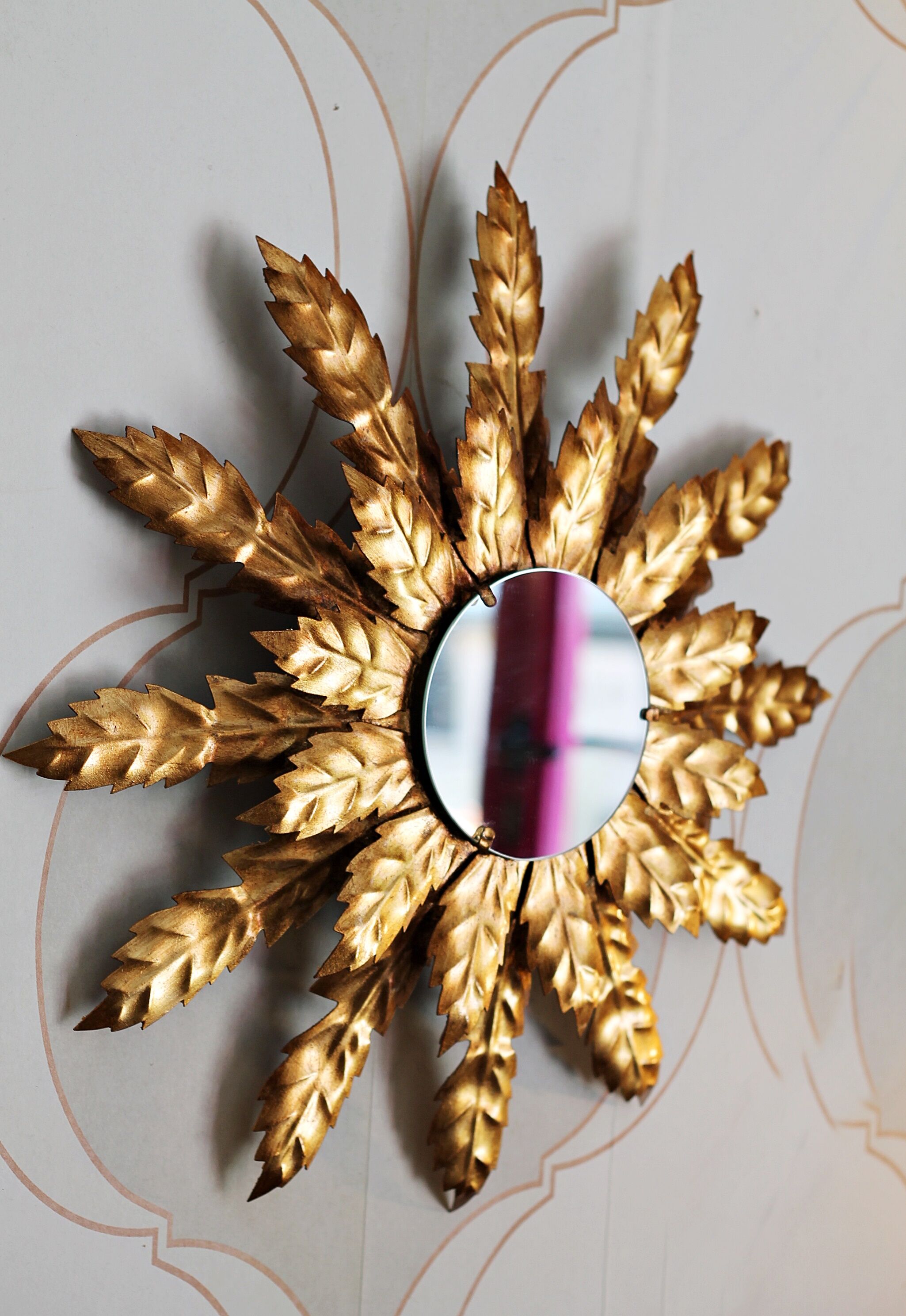 Miroir de forge et feuille d’or