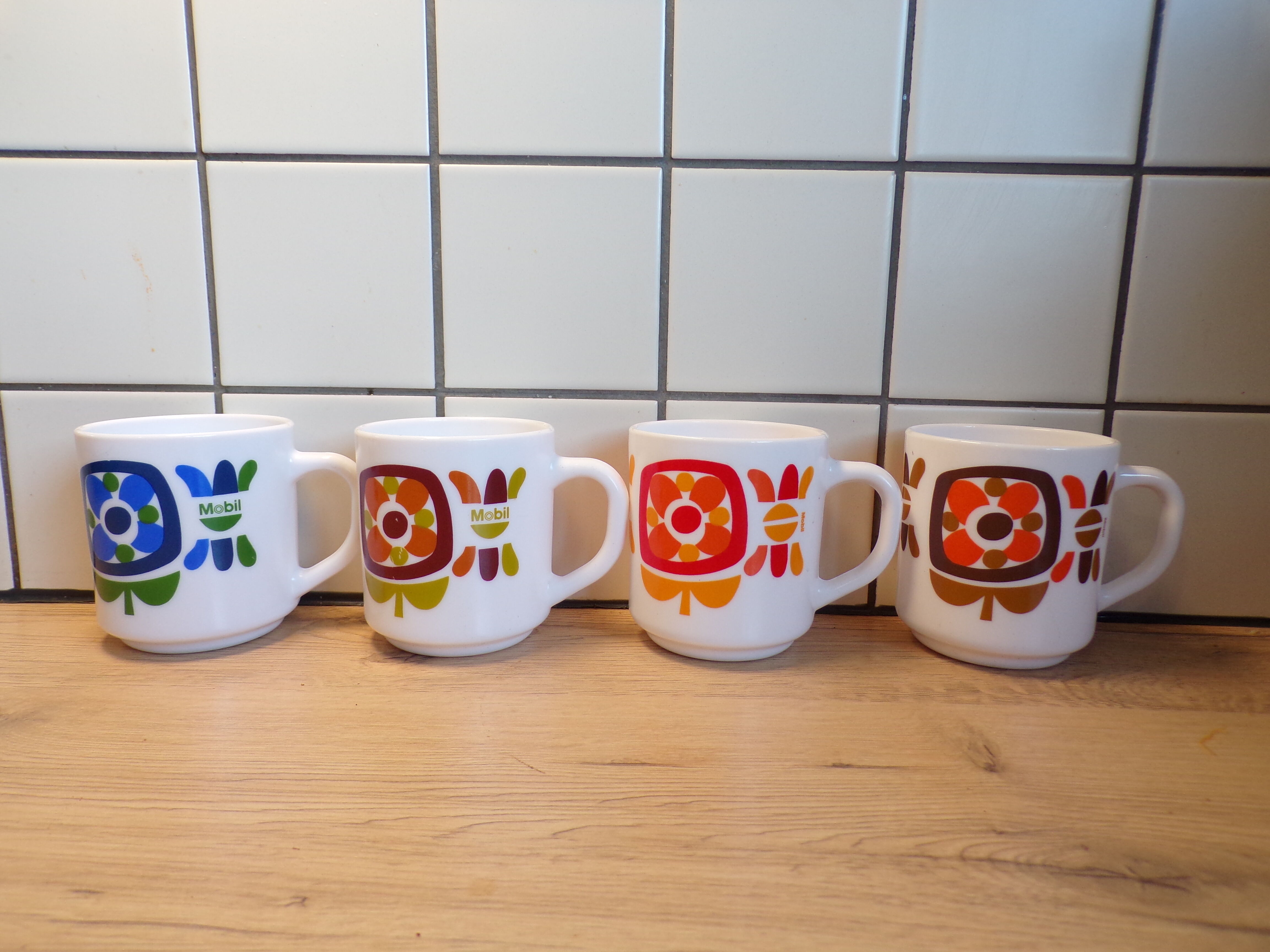 4 Arcopal Mobil mugs
