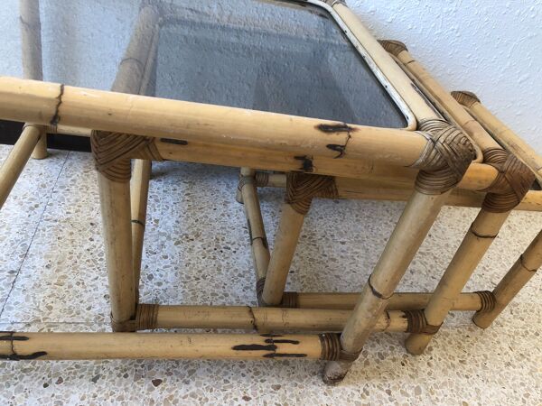 Serie de 3 tables gigognes seventies en rotin et verre fumé