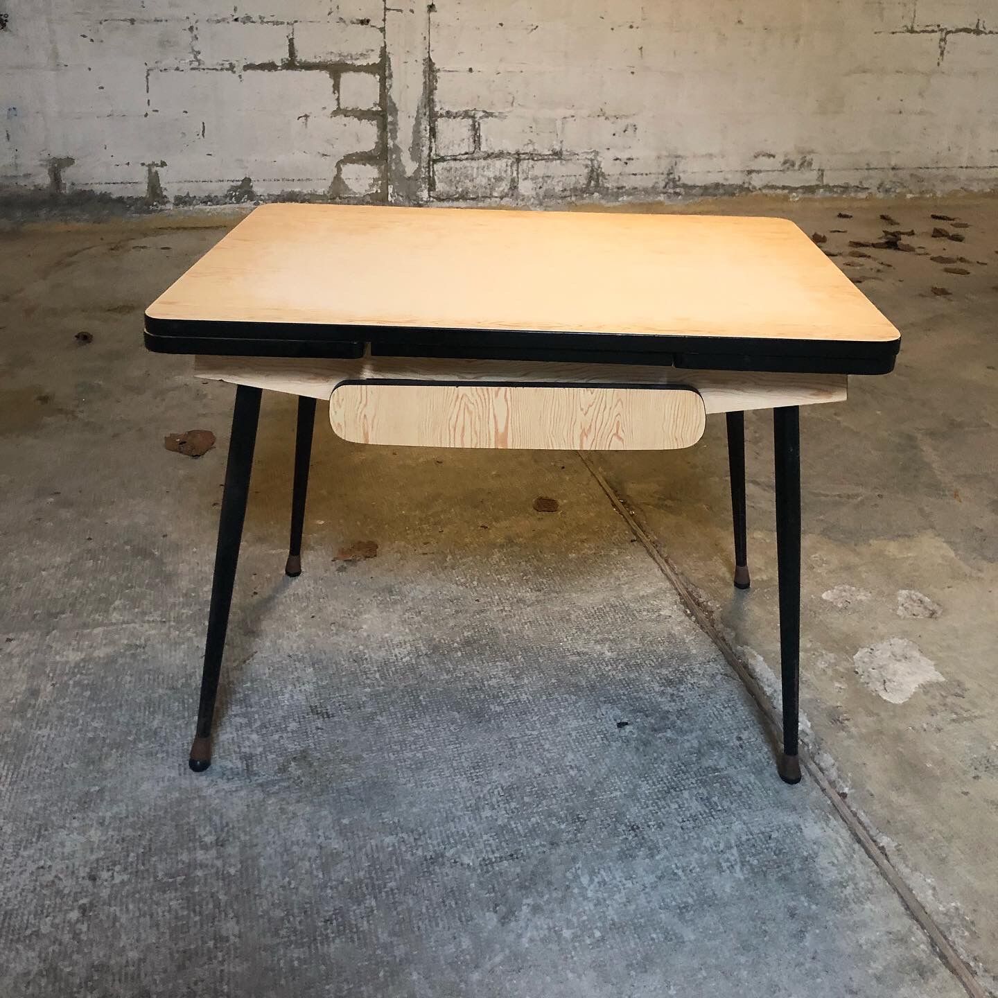 Formica table with extensions