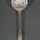 Cuillère à saupoudrer orfèvre RN argent 53 grammes riche décor Louis XV