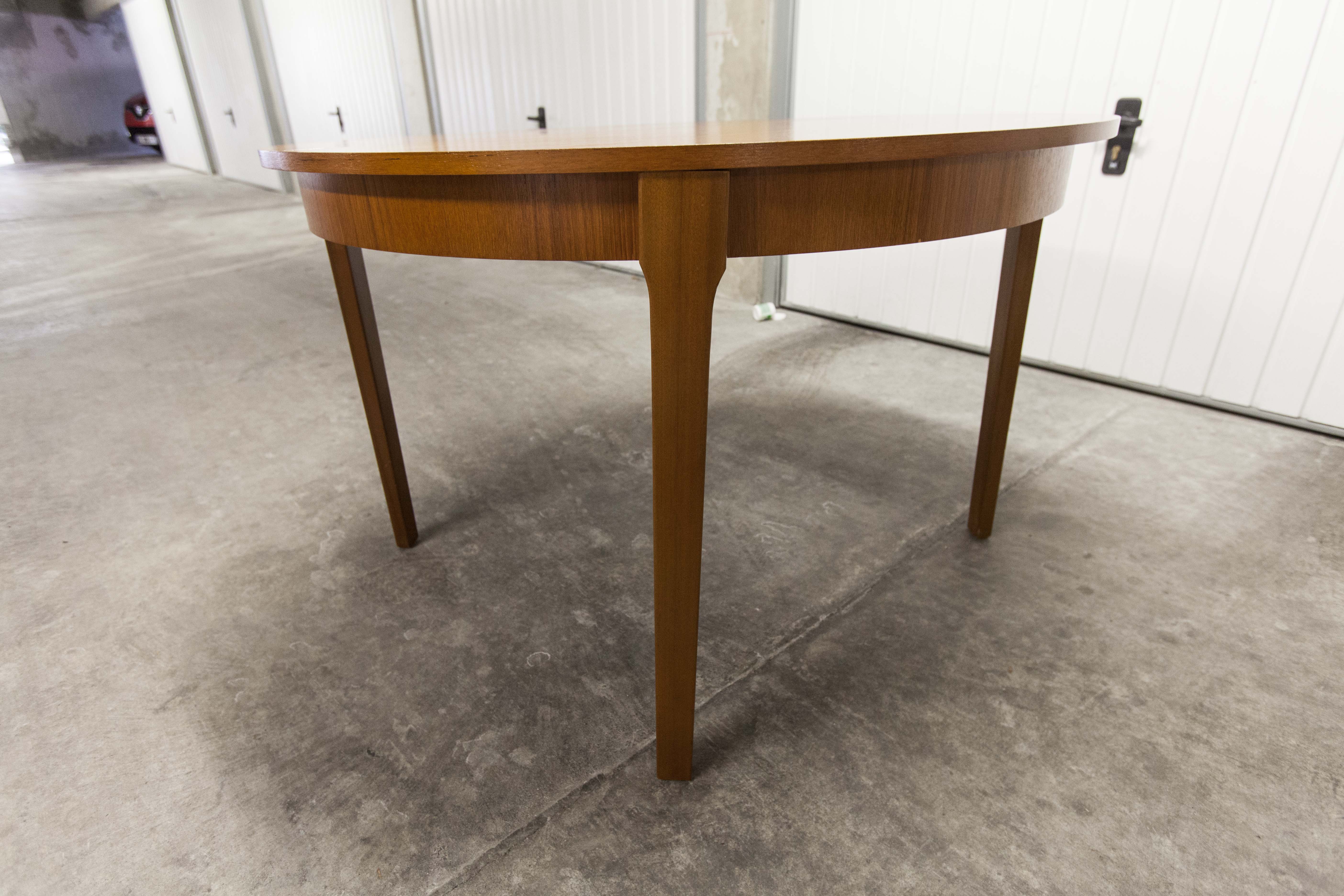 Scandinavian table in round teak with built-in extensions 1960