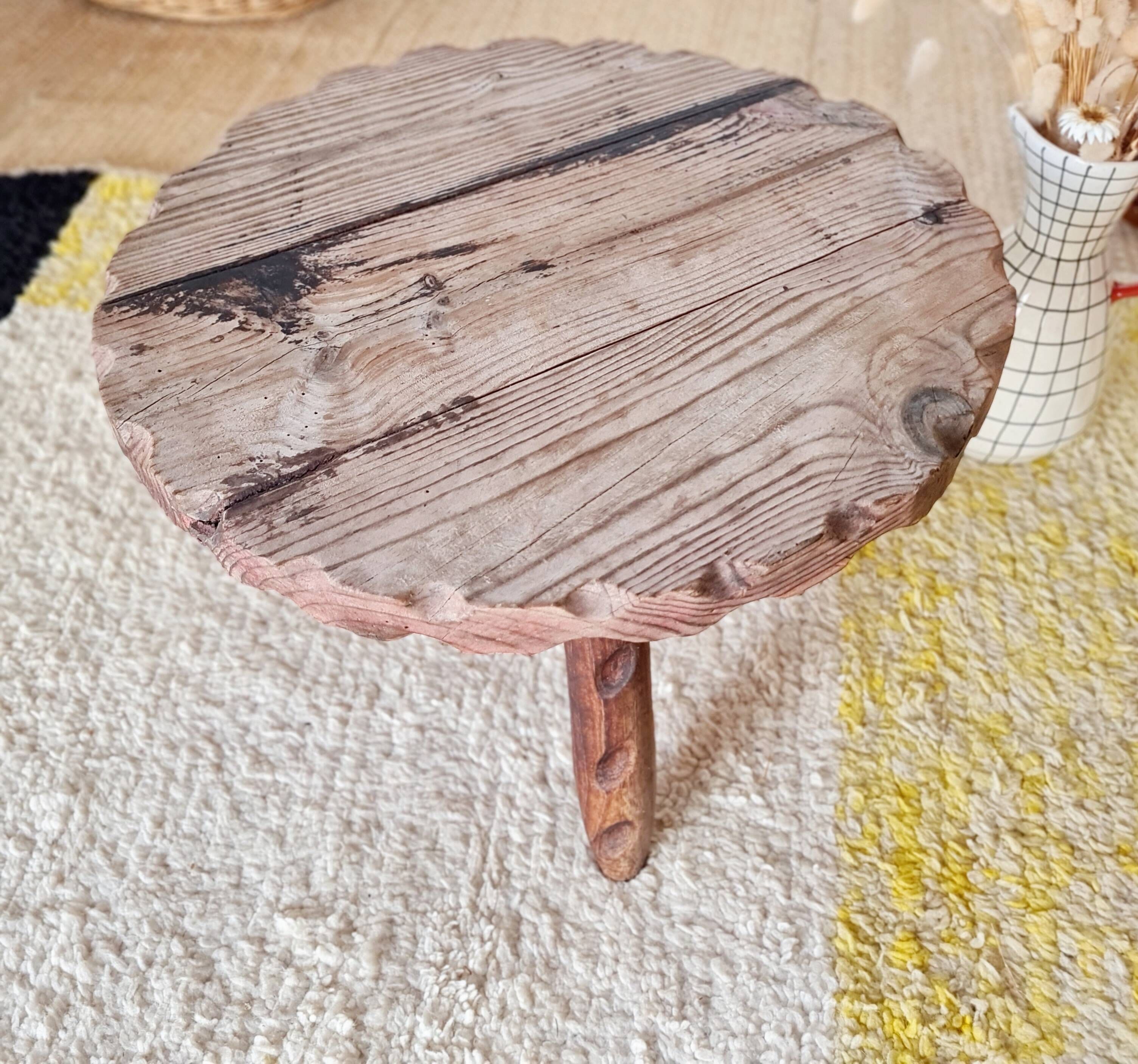 Petite table basse ronde tripode ancienne