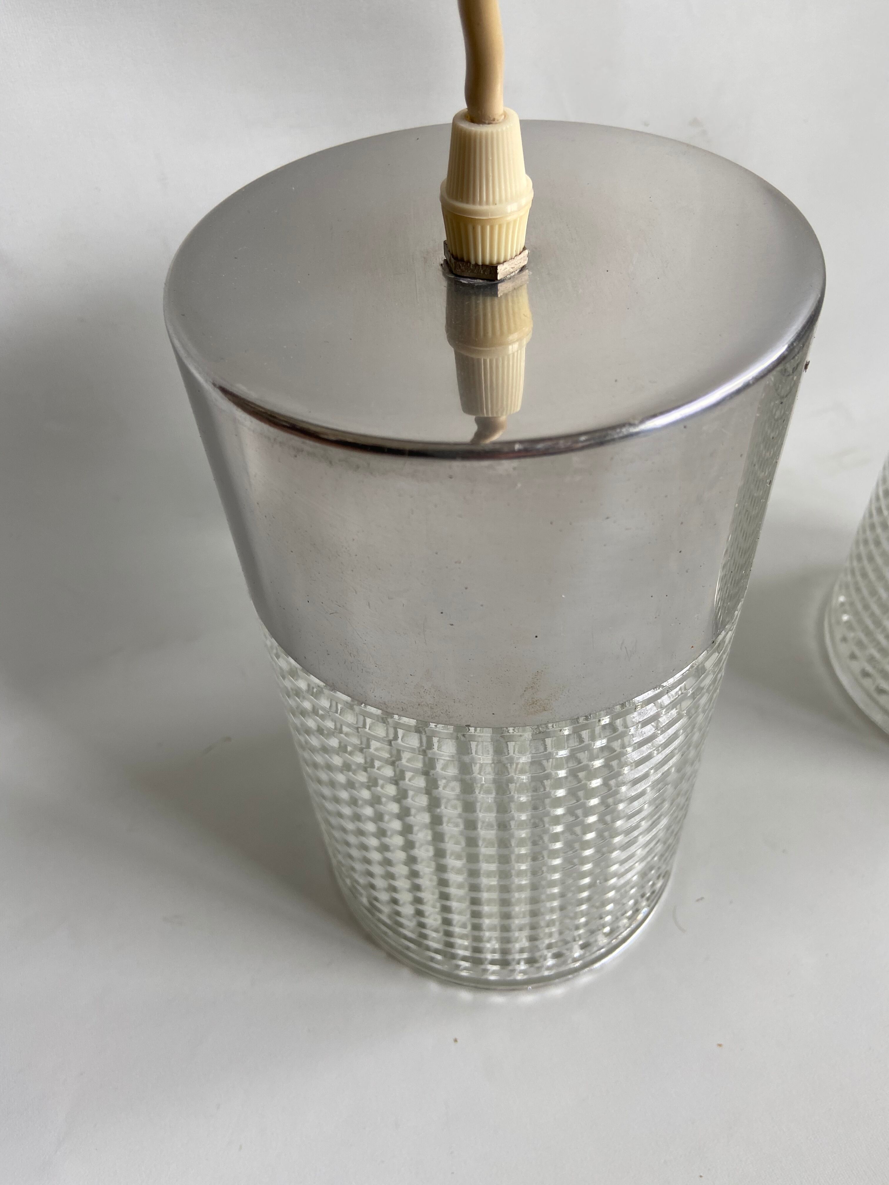 Hanging in chiseled glass and chrome metal