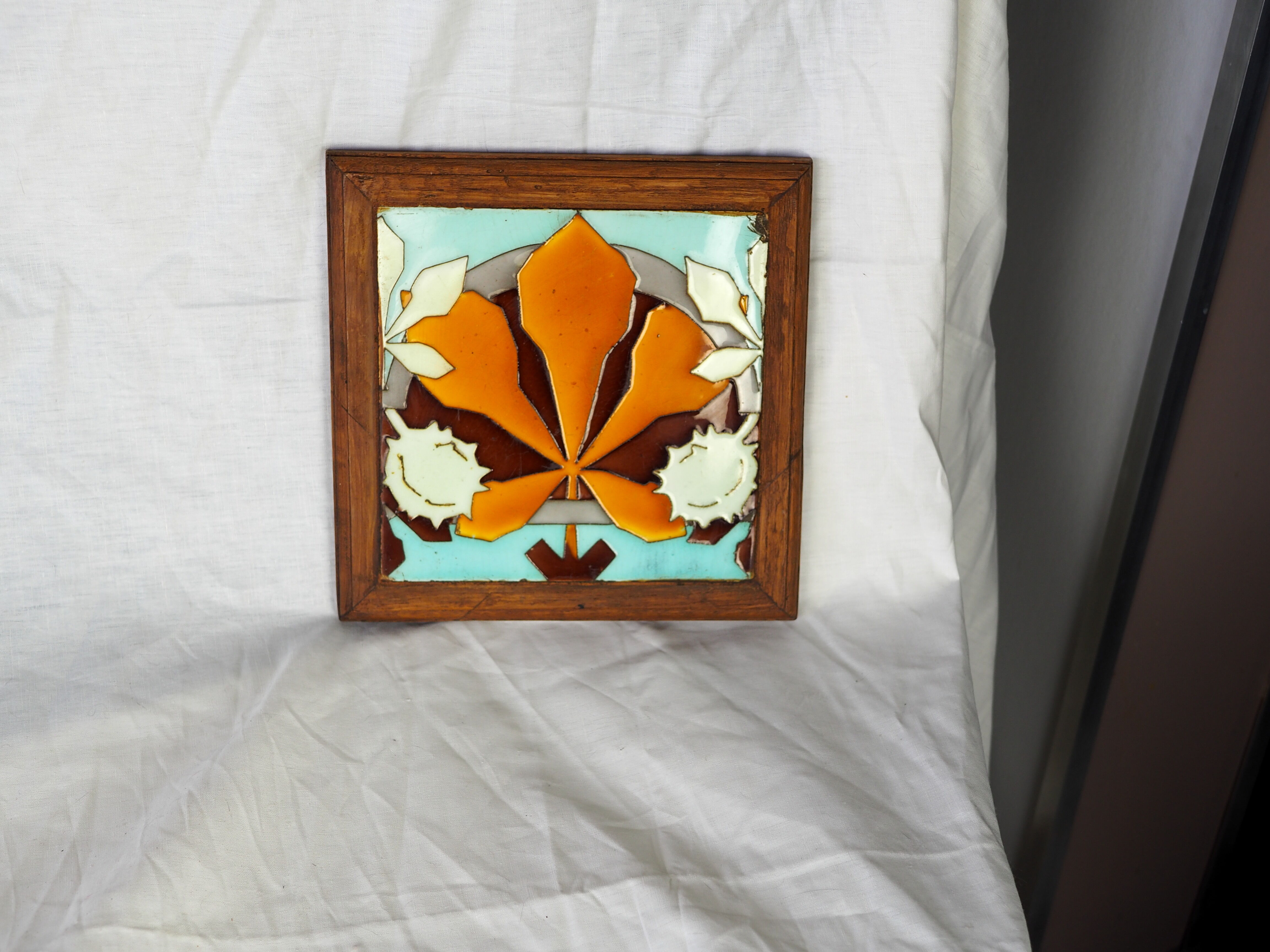 Leaf earthenware checkered underside and maronnier bug - autumn atmosphere - deb. XXth