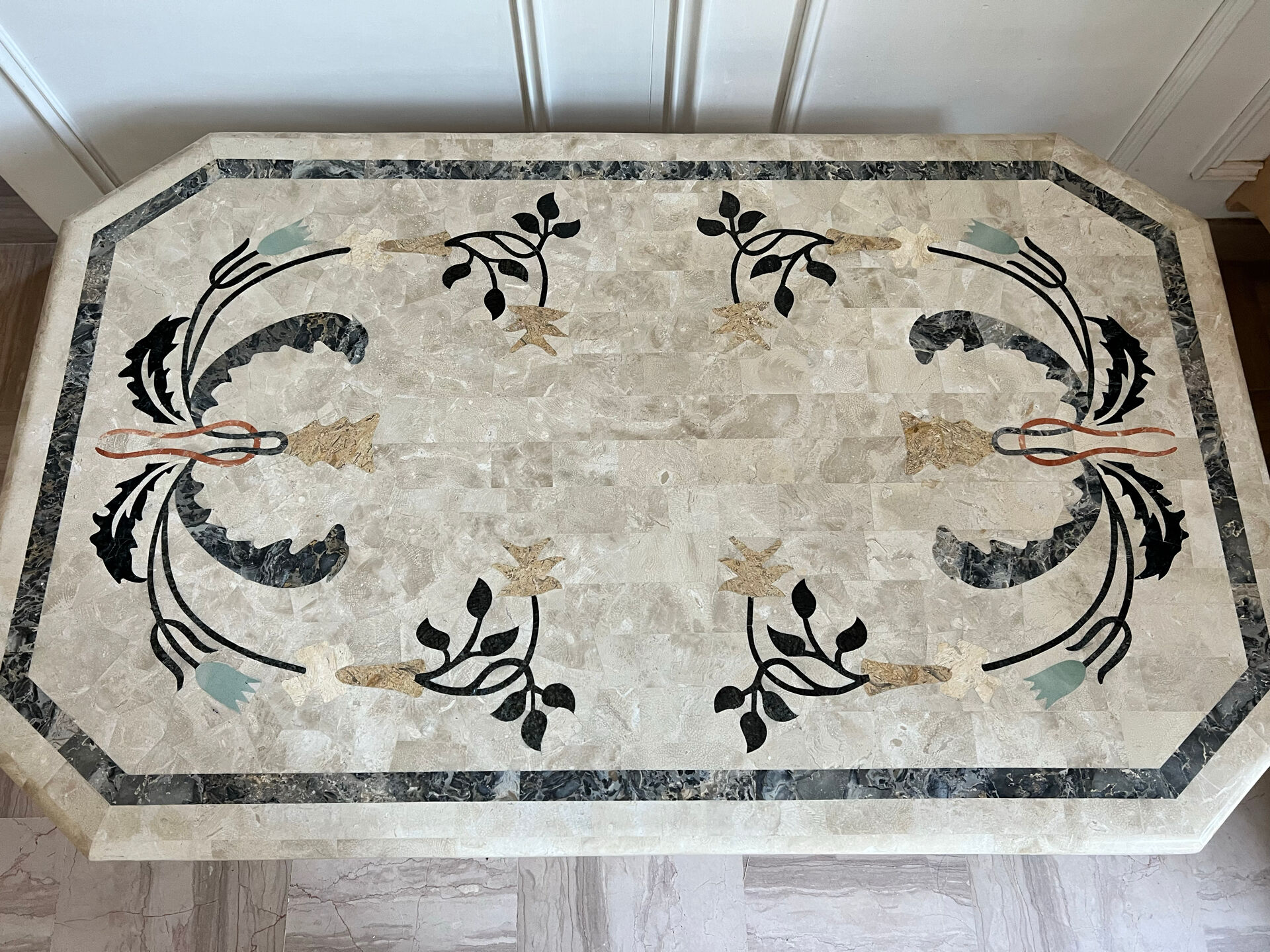 Table basse années 70-80 marqueterie de marbre tessellé -décor florale