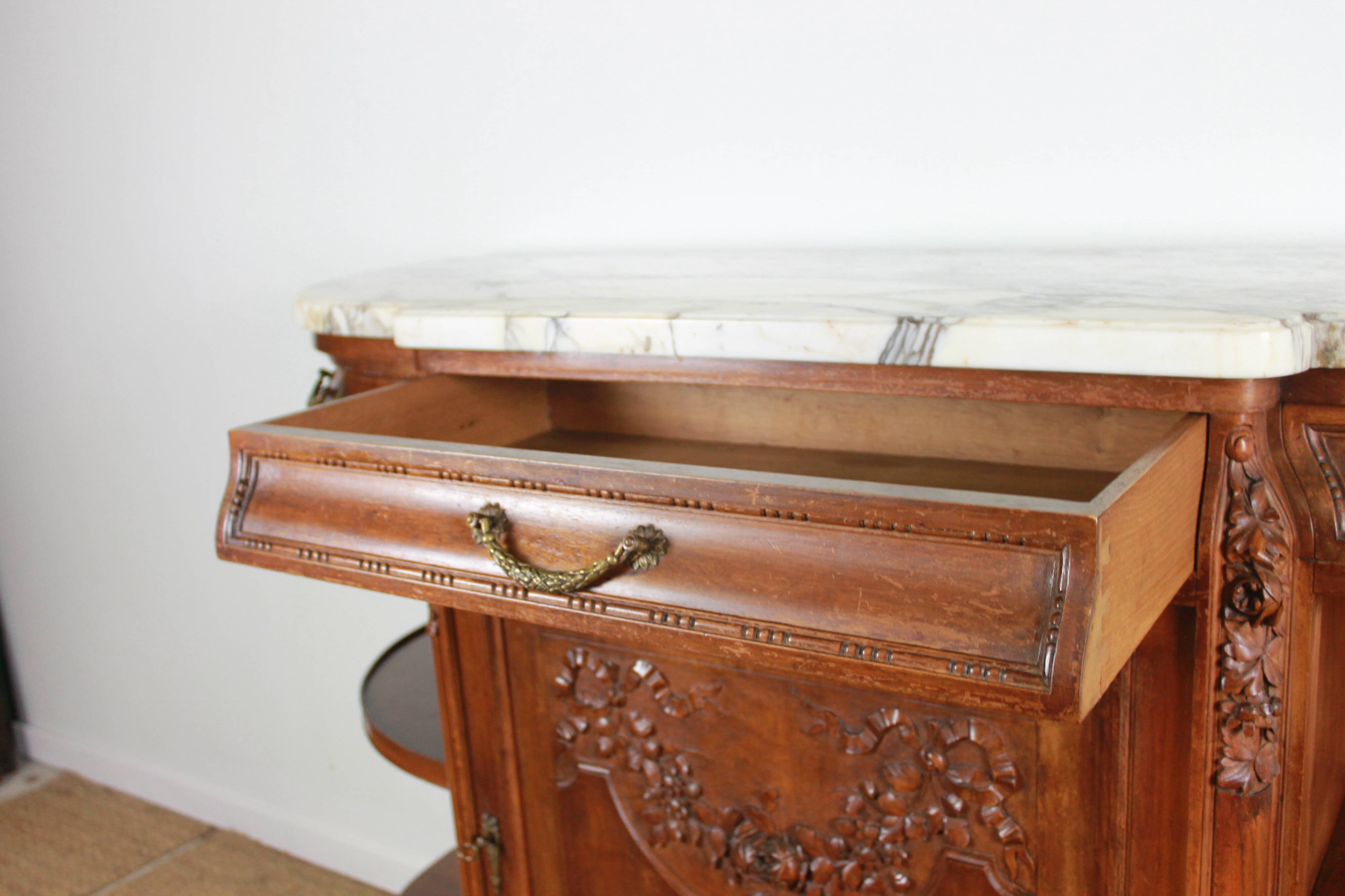 Half-moon shaped serving trolley