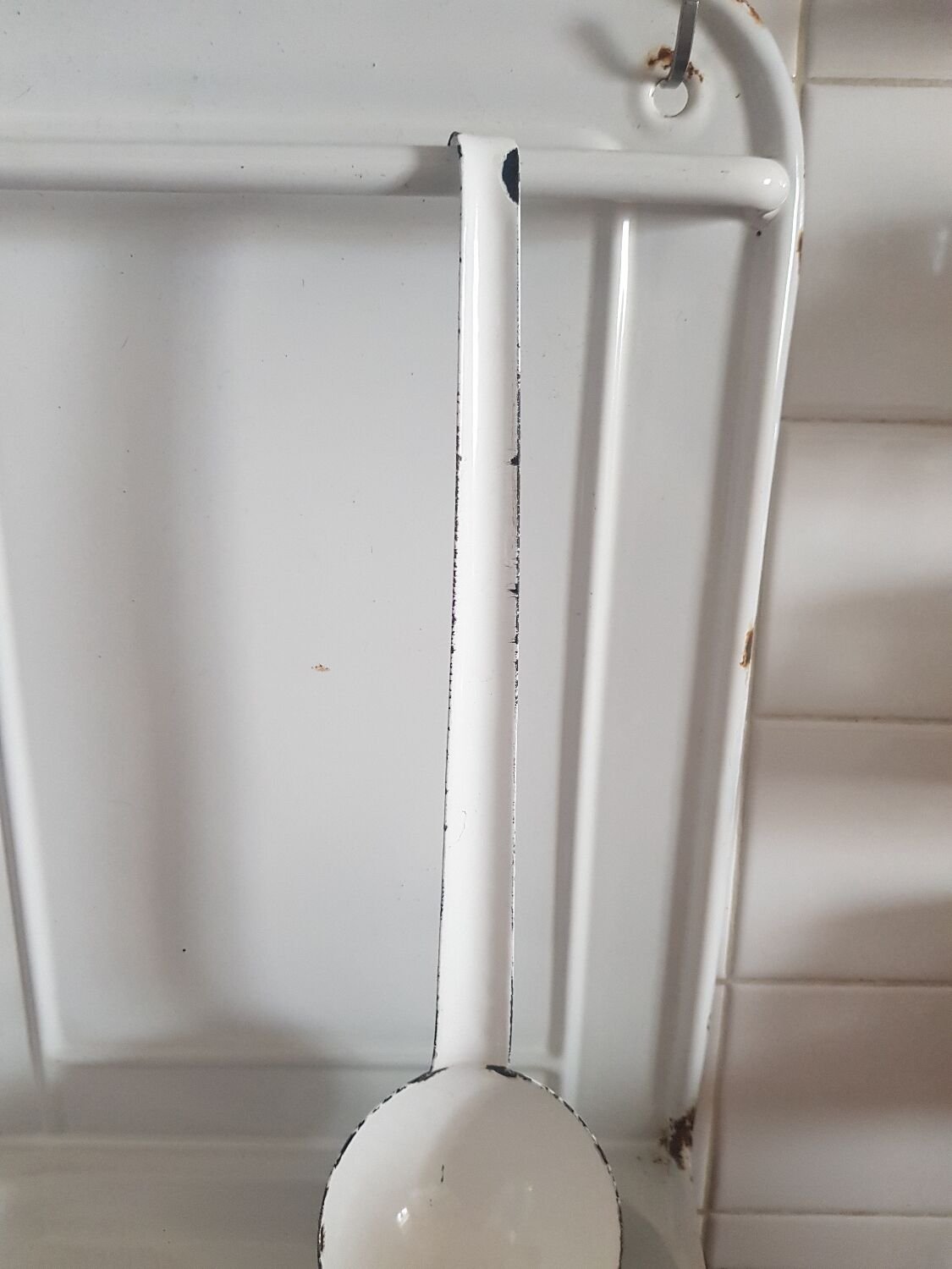 Enamelled utensil holder and ladle