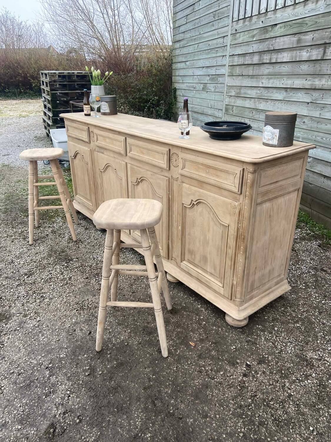 Bar / counter in raw wood