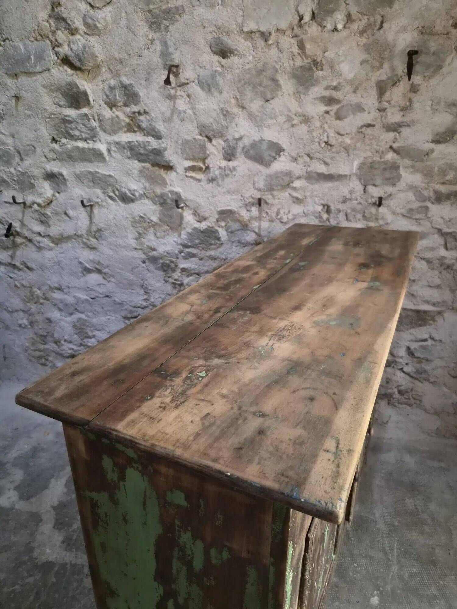 French rustic buffet in walnut, 18th century, 3 drawers and 2 doors.