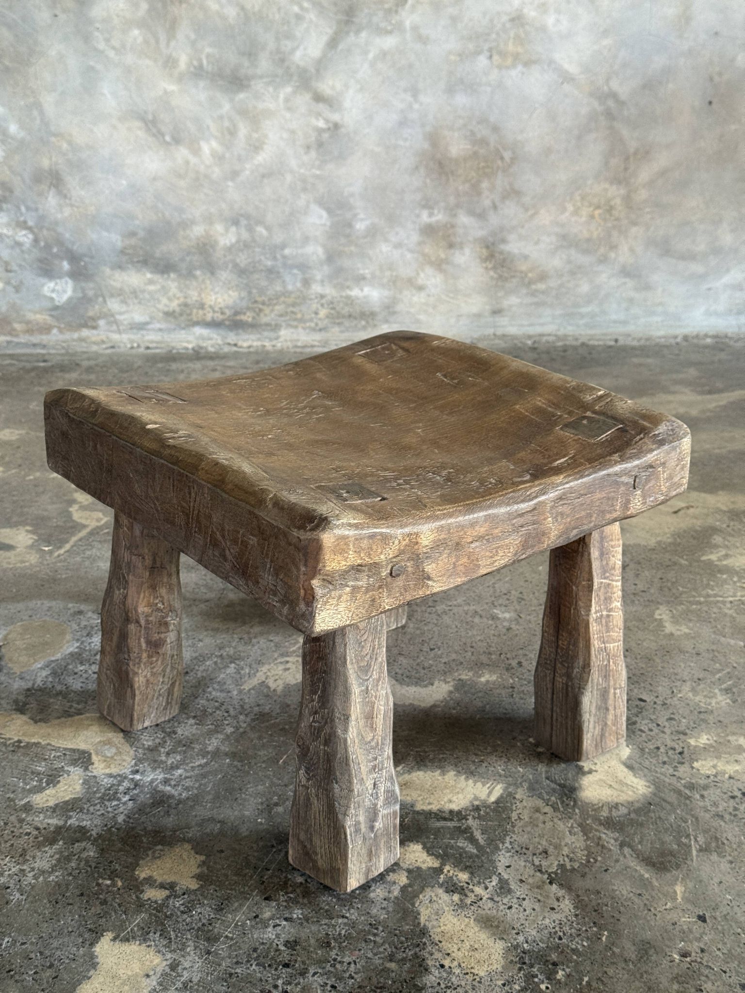 Tabouret d'appoint en teck massif carré assise courbée