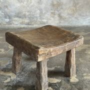 Tabouret d'appoint en teck massif carré assise courbée