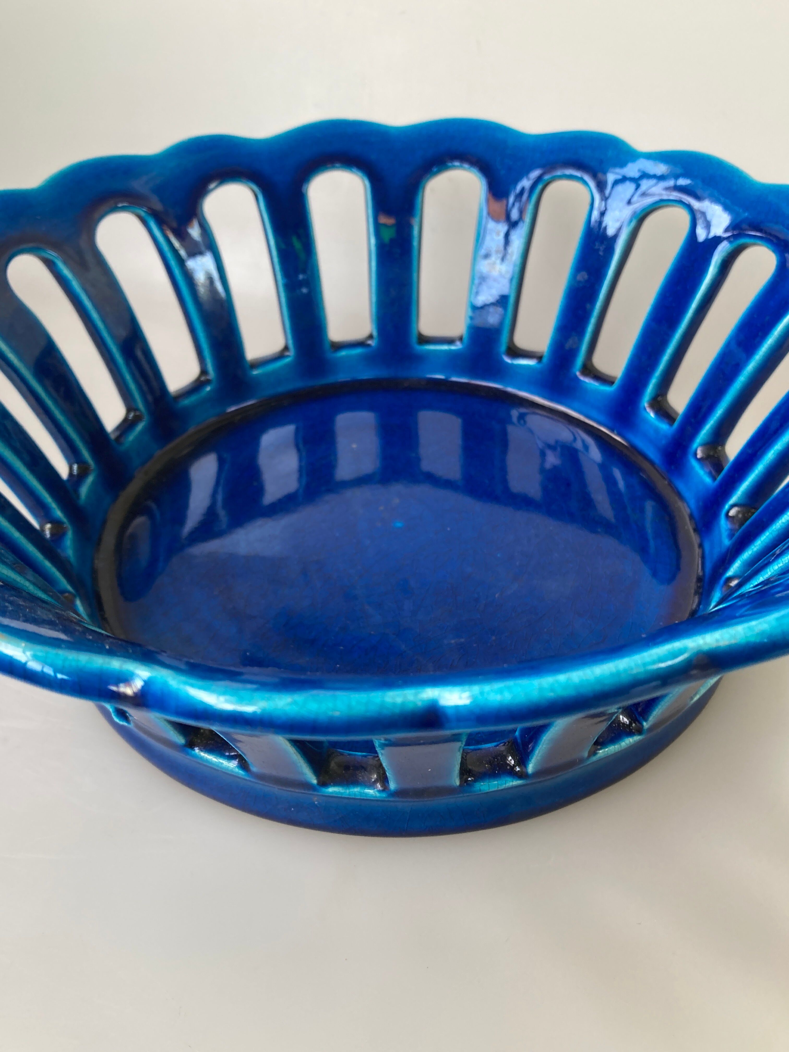 Openwork ceramic fruit basket - vintage blue cut