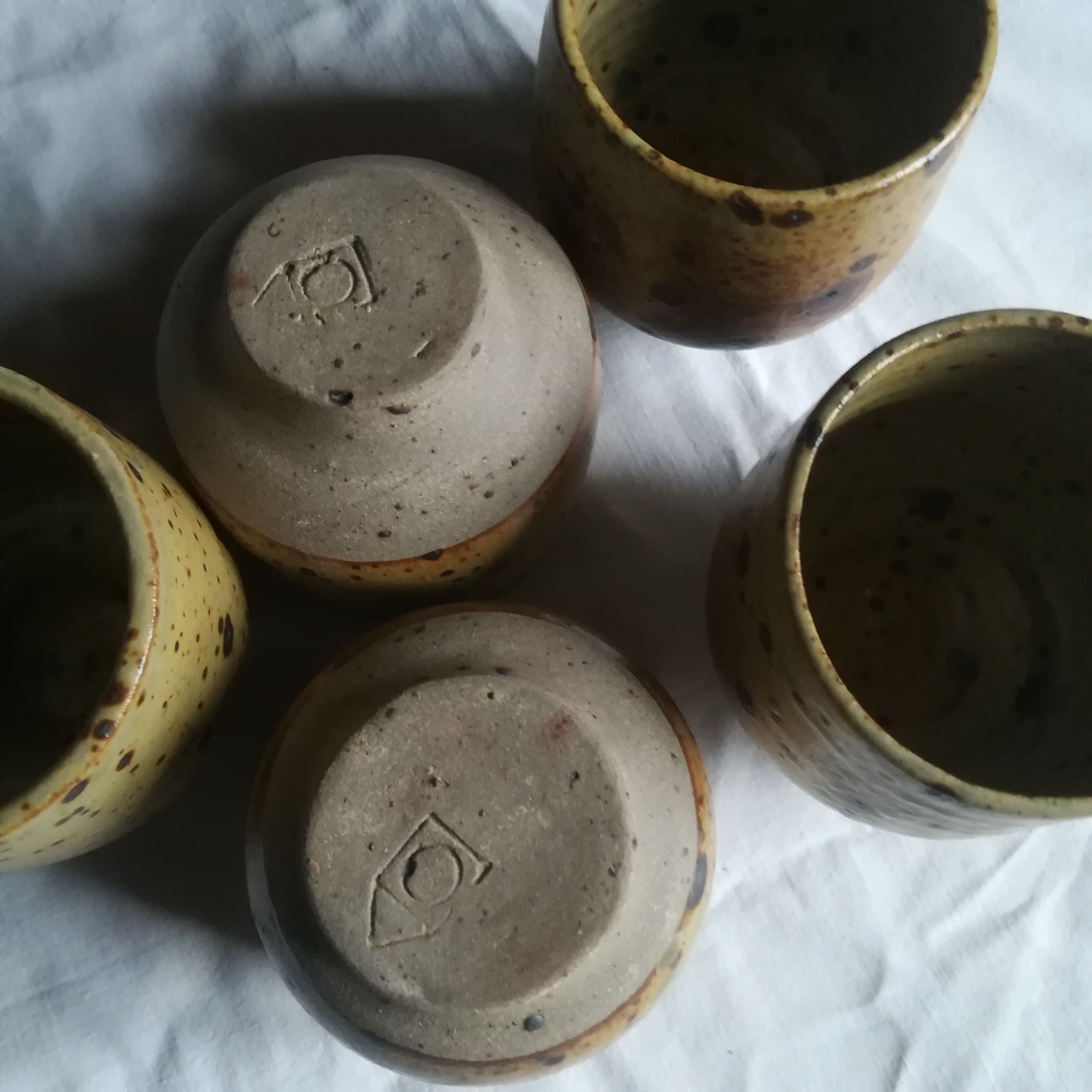 Lot de 5 tasses coupes en grès