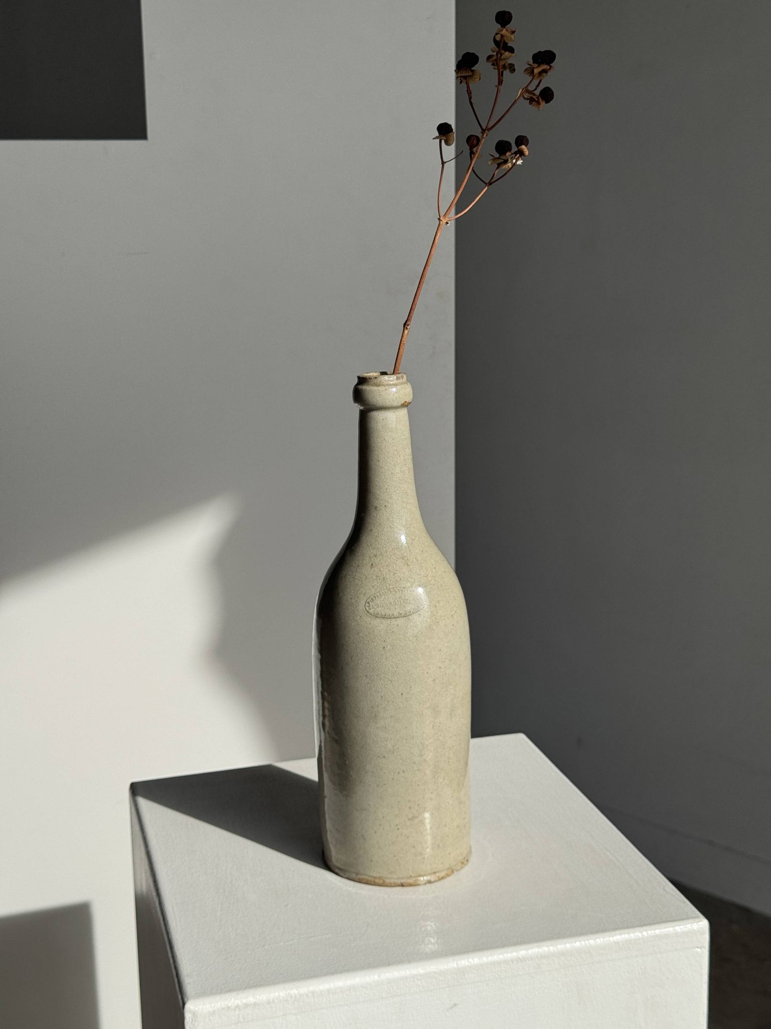 Bouteille vintage en grès beige moucheté H31