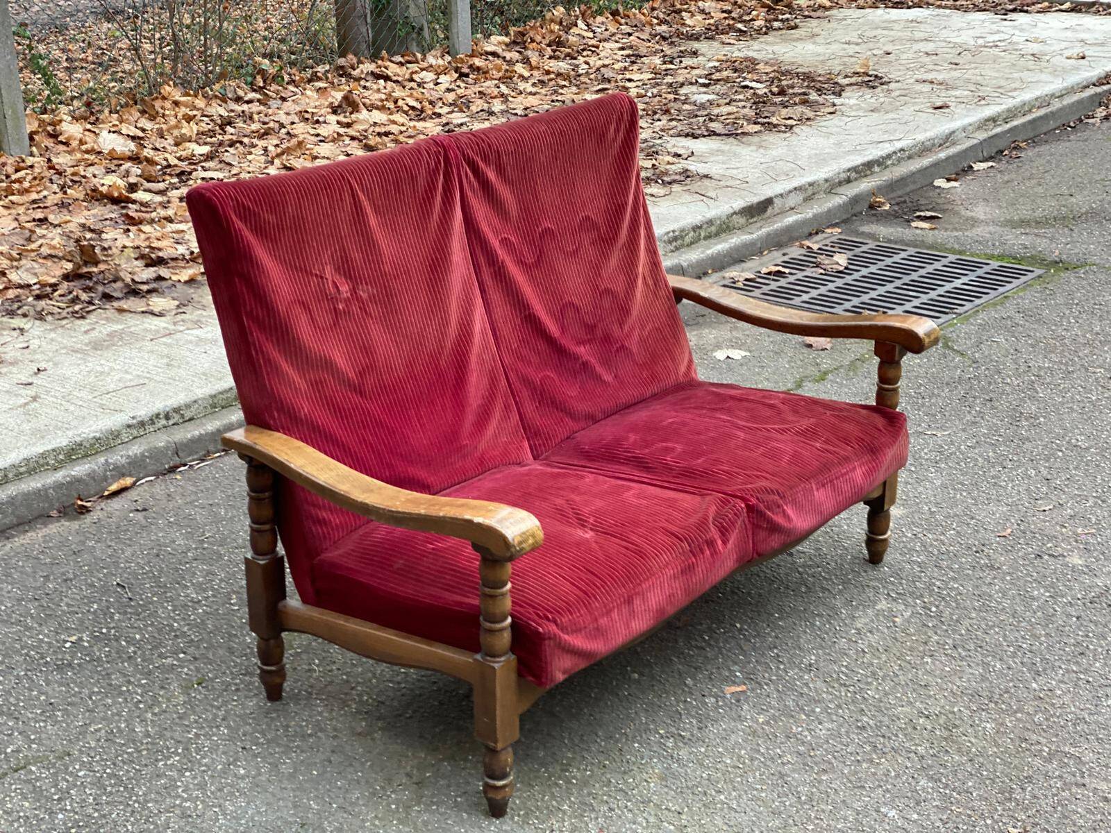 Canapé vintage 2 places en bois massif et velours bordeaux du 20ème