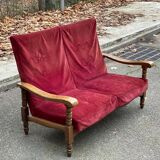 Canapé vintage 2 places en bois massif et velours bordeaux du 20ème