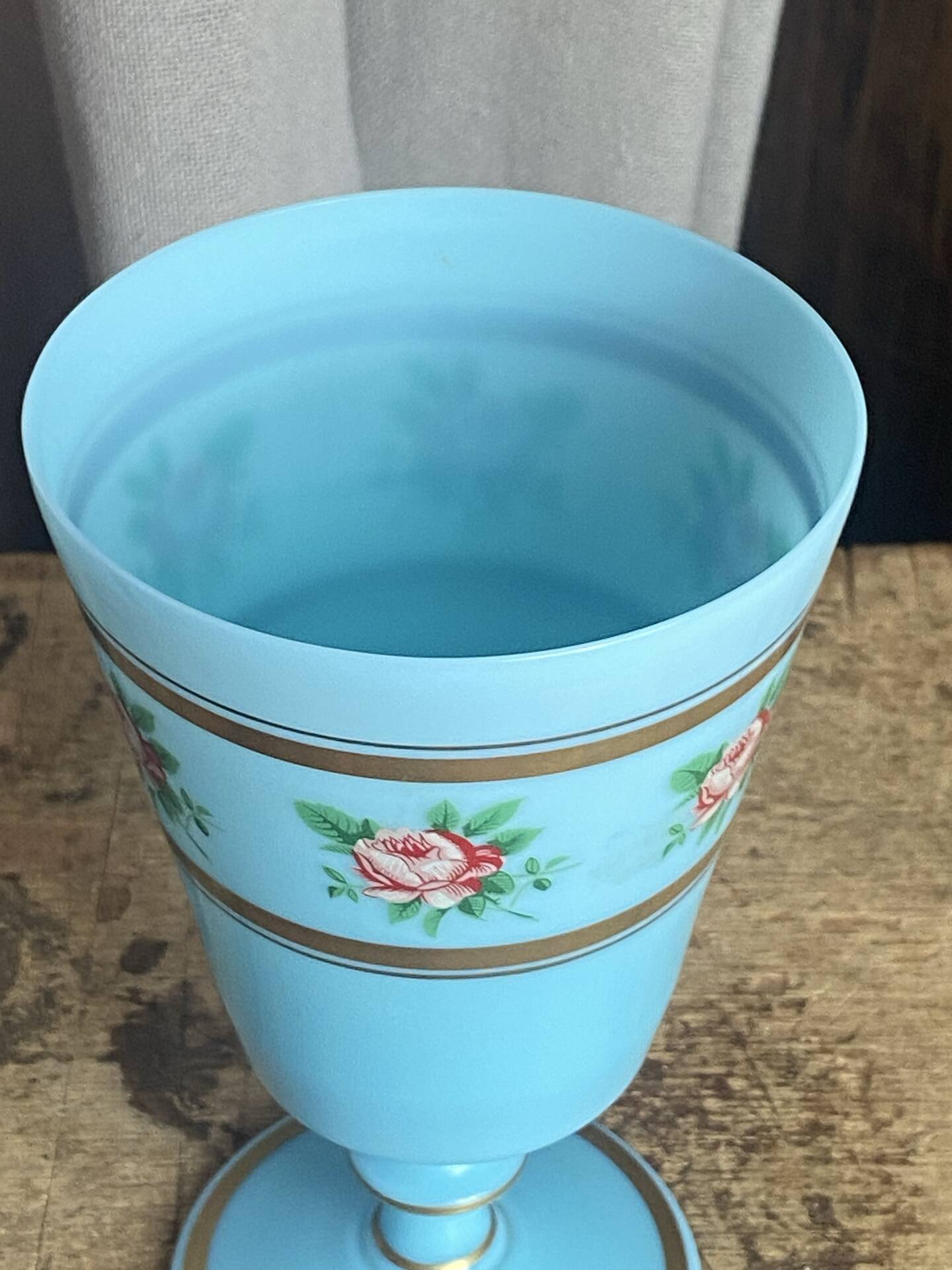 Calice en verre opalin bleu