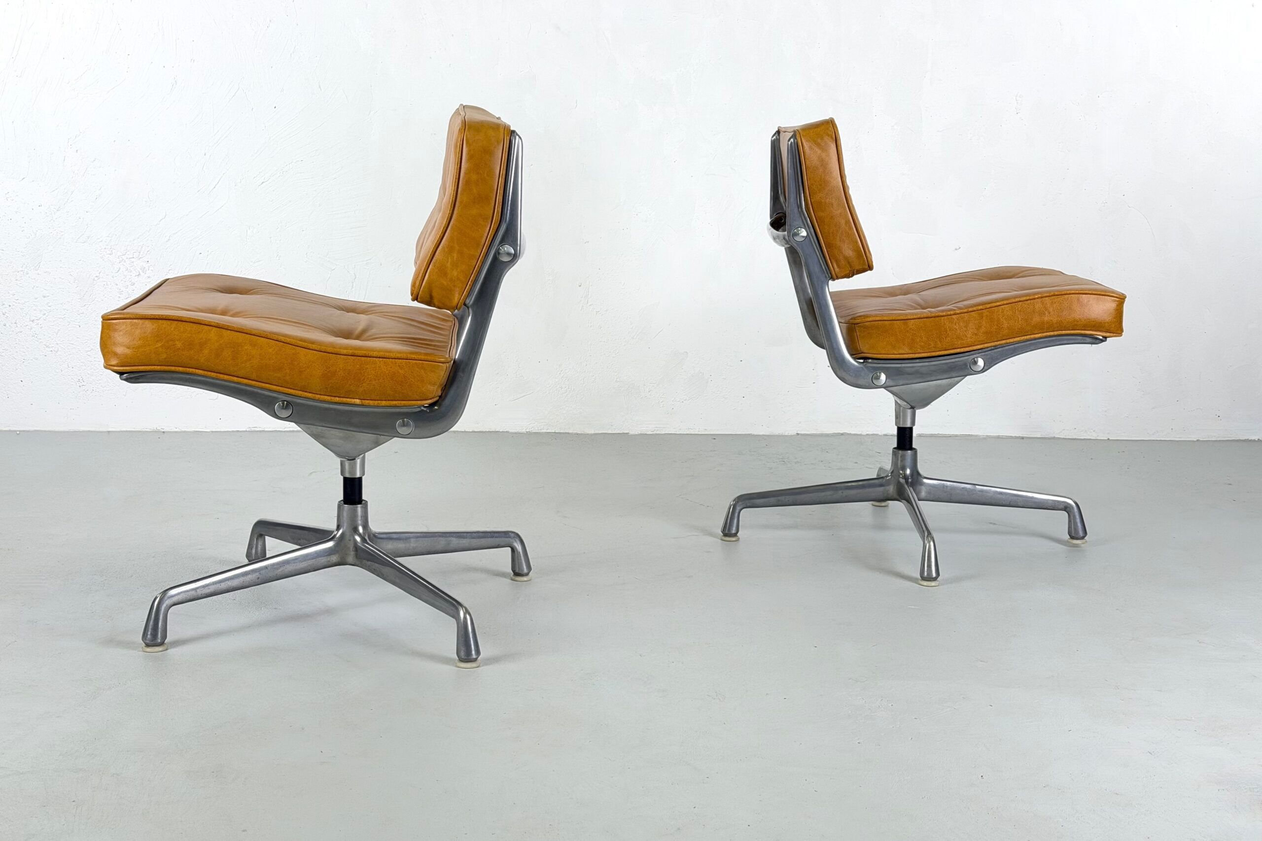 Magnificent pair of "Intermediate" office chairs by Charles & Ray Eames for Herman Miller – 1960s