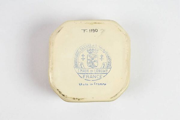Coupe et boîte Longwy en émaux craquelés beige à décor doré