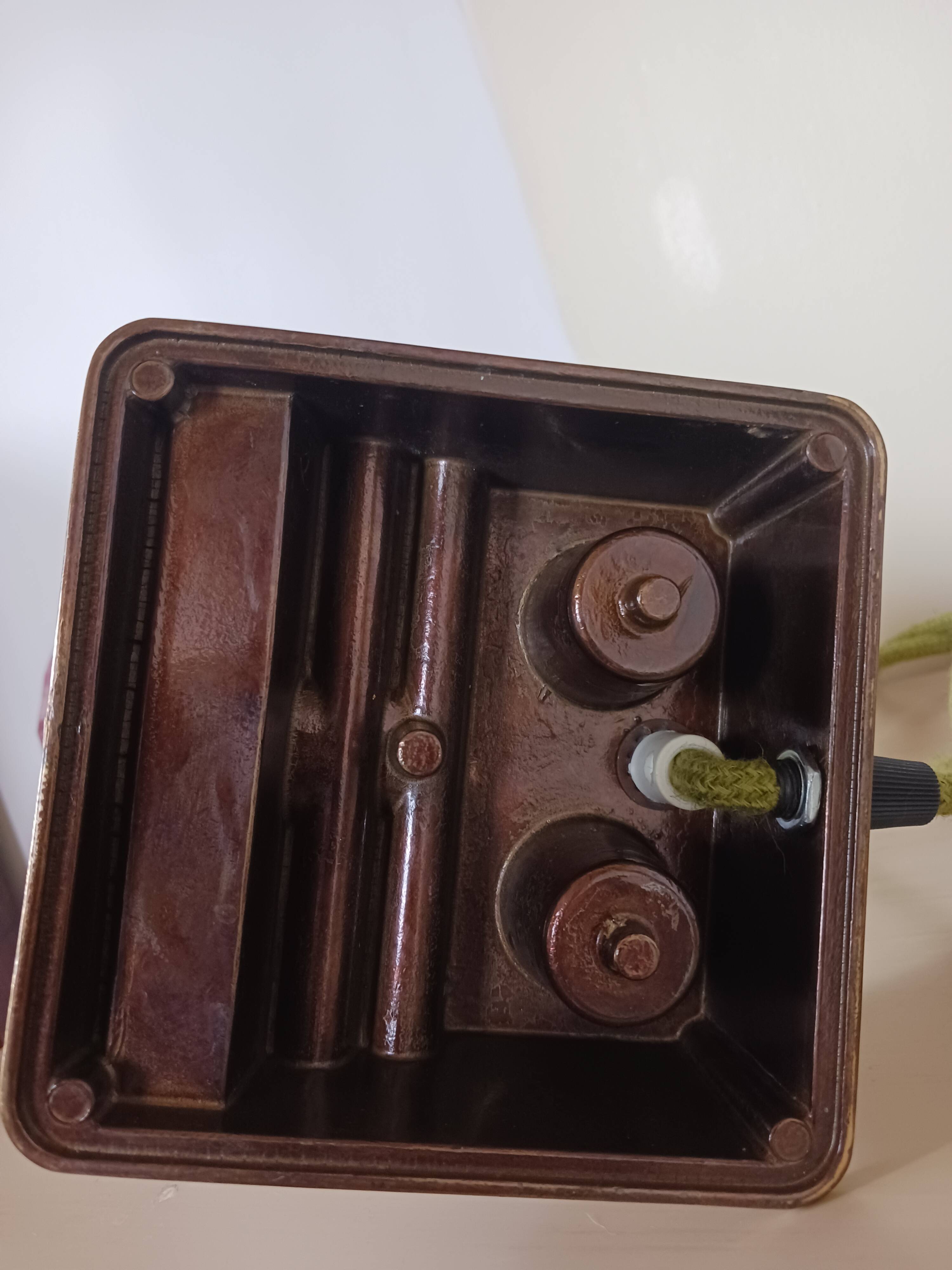 Lampe ancienne, de bureau , en opaline et laiton doré .
