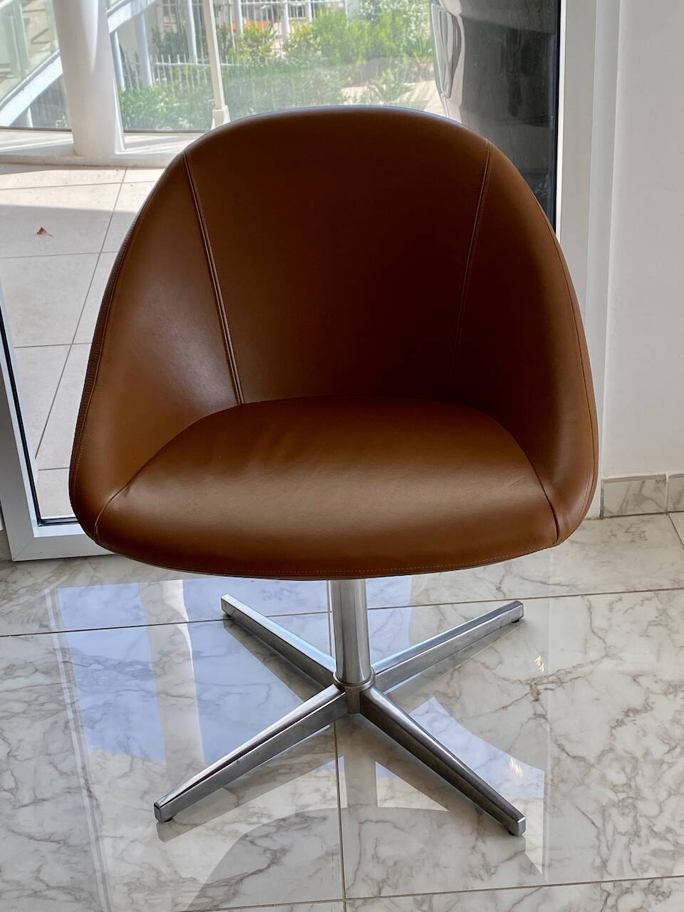 Set of 8 Italian design swivel chairs in cognac leather.