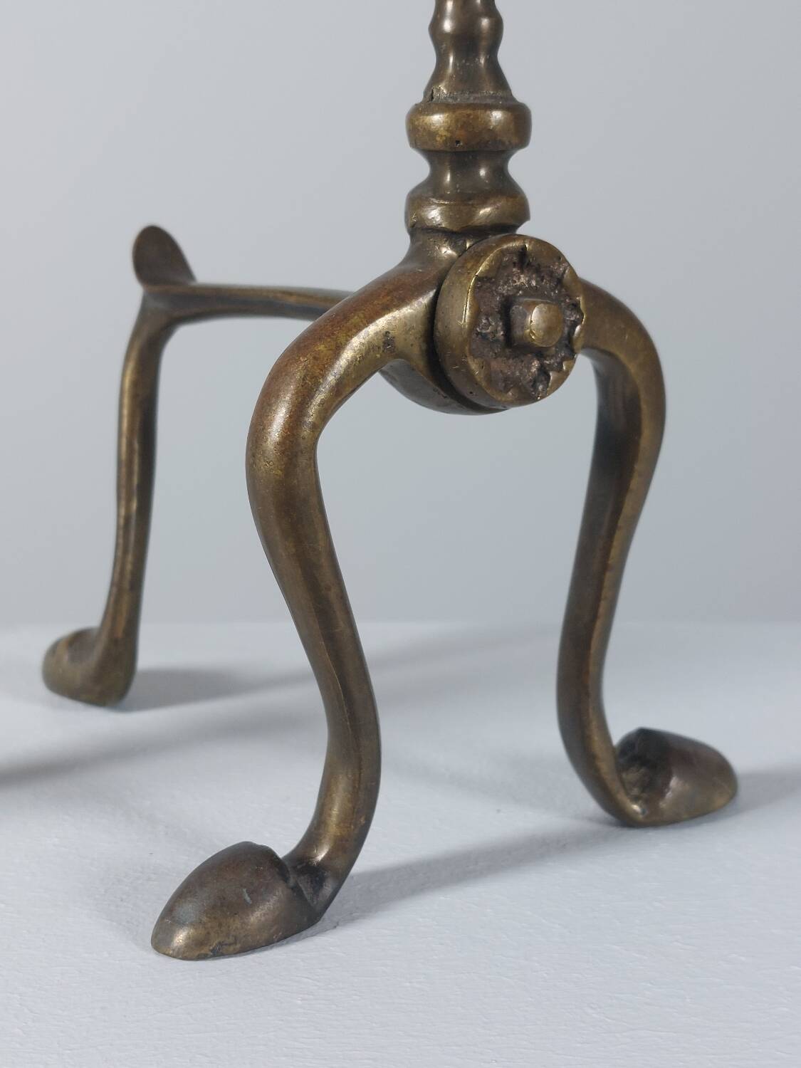 Paire de chenets en laiton au design zoomorphe vintage.